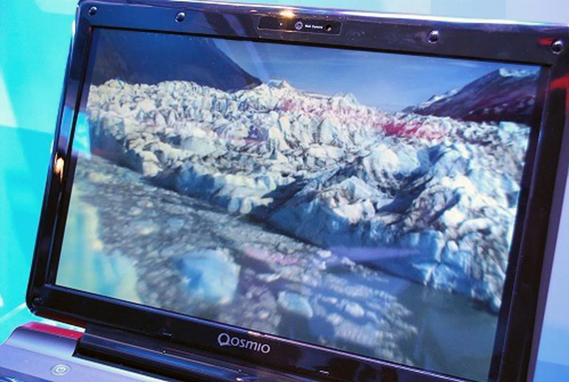 Now the interesting thing about the Toshiba glass-free 3D notebook is that it has a proximity sensor integrated and it will only engage auto stereoscopic mode when you're sitting close to the screen. Else, it will revert back to standard 2D playback. We presume it has something to do with a sweet spot viewing range, as well as using less power.