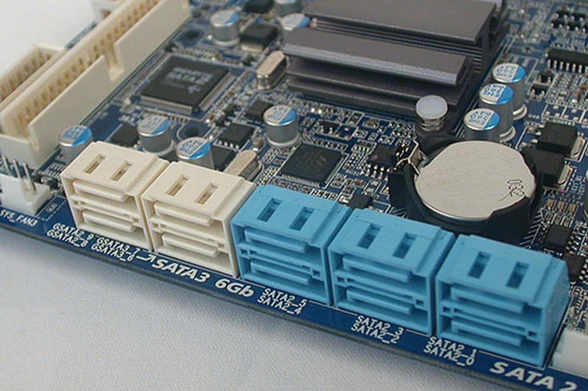 Yup, it's not a Gigabyte motherboard if it's not chock-ful of SATA goodness. Here, we have the six 'blue' SATA 3.0Gbps ports from the ICH10R Southbridge, two white ones that support SATA 6Gbps from the Marvell controller and two other similarly white colored SATA 3.0Gbps ports from another storage controller. And we haven't gone into the eSATA and IDE options.