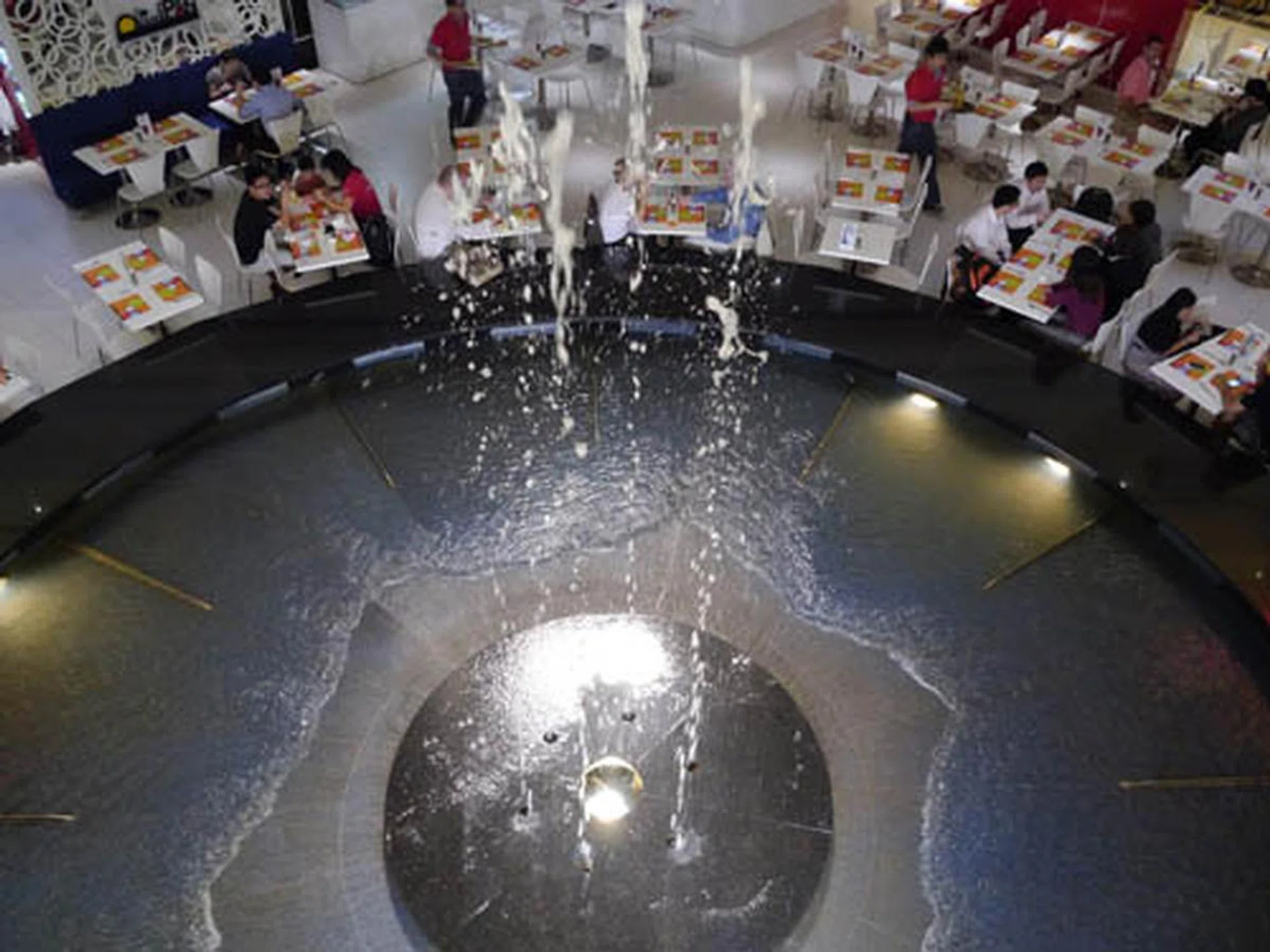 f/5.6 at 28mm (35mm equivalent), 1/25 sec, ISO1600.