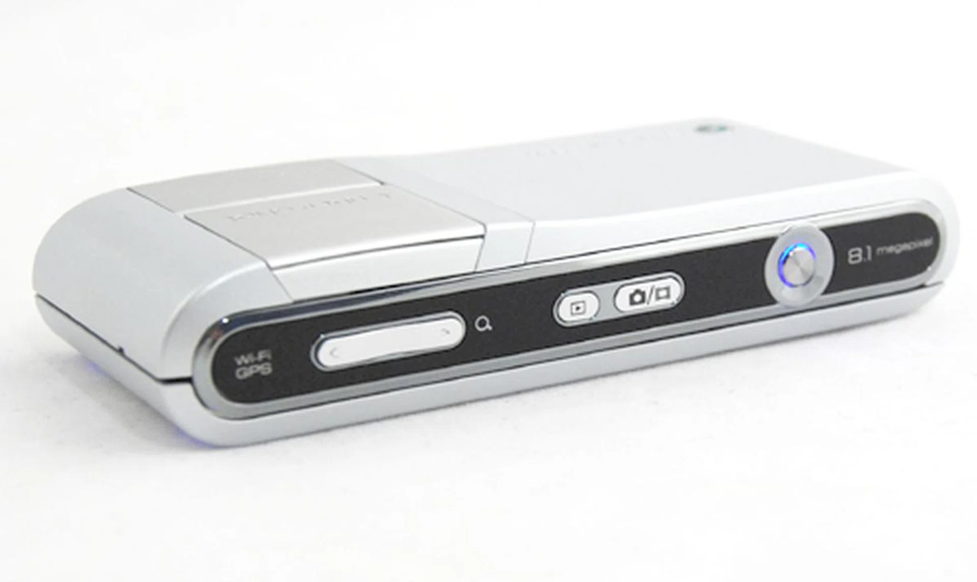 The side buttons are well designed with sufficient tactile feed and differentiating materials for you to reach them with ease.