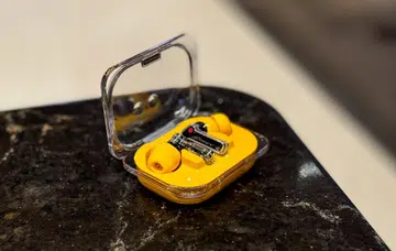 Nothing Ear (a) in yellow. Photo: HWZ.