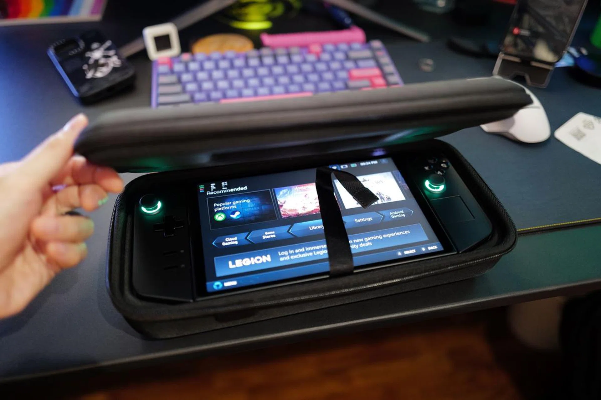 Lenovo also bundled a pretty good quality hardcase, albeit a pretty bulky one, that offers great protection when transported around.