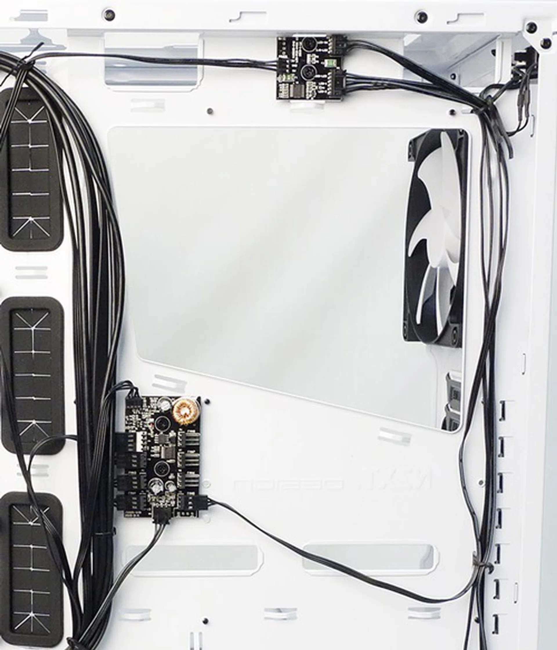 The large CPU cut-out at the motherboard mount area, and there are two control hubs located near it; one for the PWM cooling fans, and the other for LED lighting.
