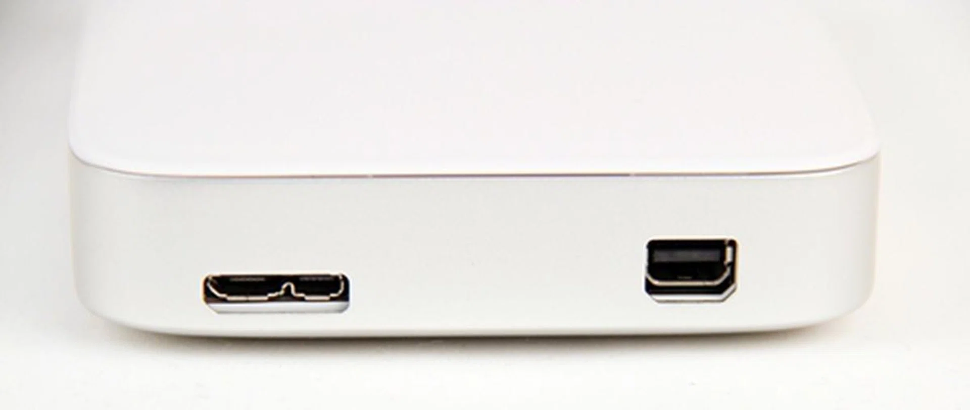 The USB 3.0 interface is on the left while the Thunderbolt interface is on the right.