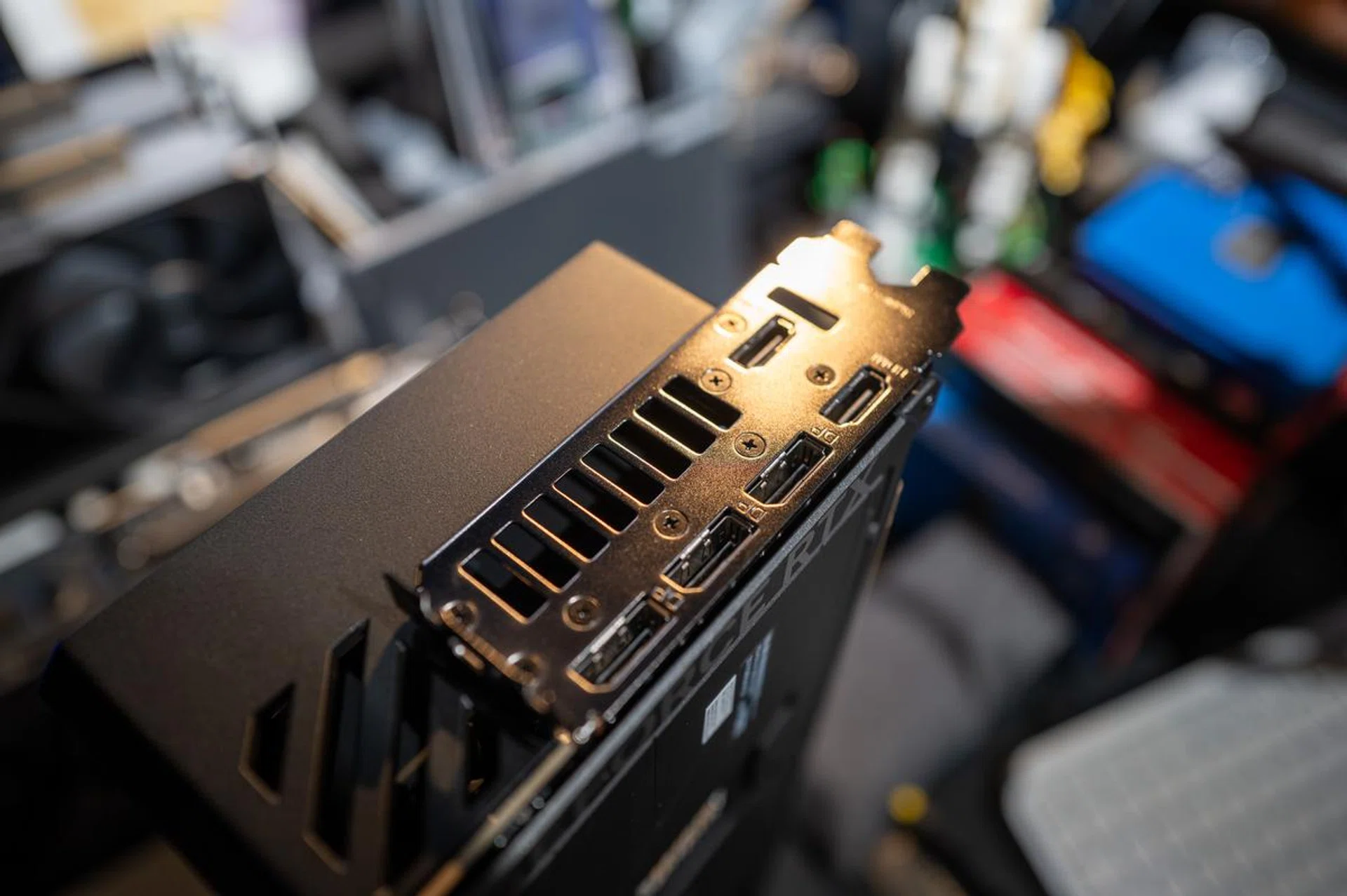 You will definitely need to use a card stabiliser, which ASUS has included in the bundle. (Image: HWZ)
