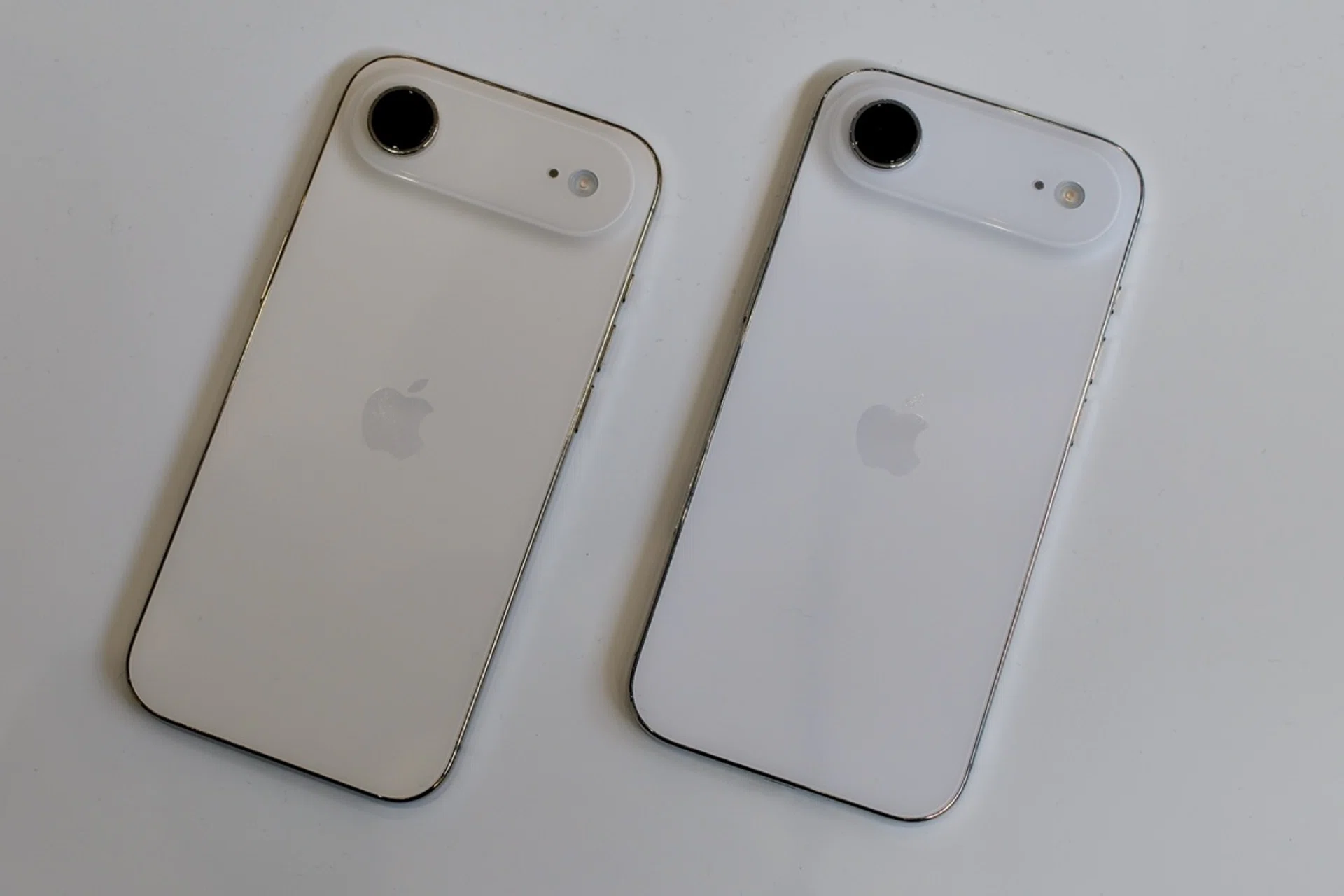 iPhone Air Light Gold and Cloud White