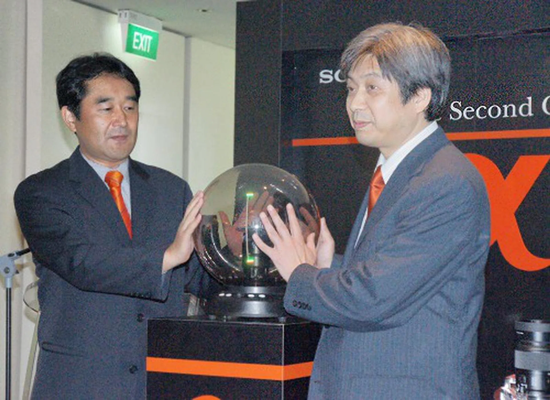 The A700 was launched to typical Sony fanfare and a speech by the Deputy Senior General Manager of Sony's Alpha Camera Mount Division, Mr. Keiichi Ishizuka (right).  