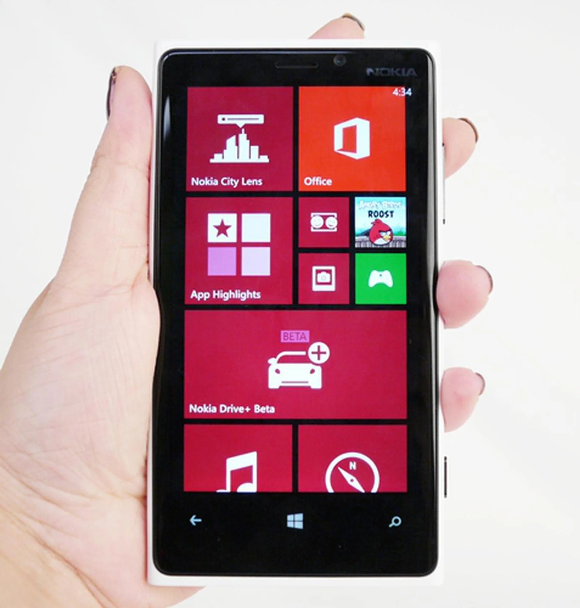 Presenting to you, the Nokia Lumia 920 and its gorgeous 4.5-inch PureMotion HD+ IPS LCD screen.