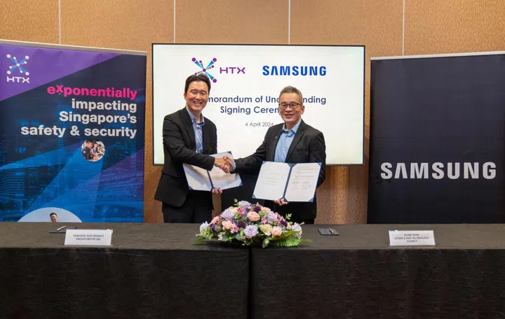 Dennis Jang, President of Samsung Electronics Singapore, and Chan Tsan, Chief Executive of HTX at the MOU signing session, formalising the partnership and solidifying their commitment to advance public and online safety. Image source: Samsung