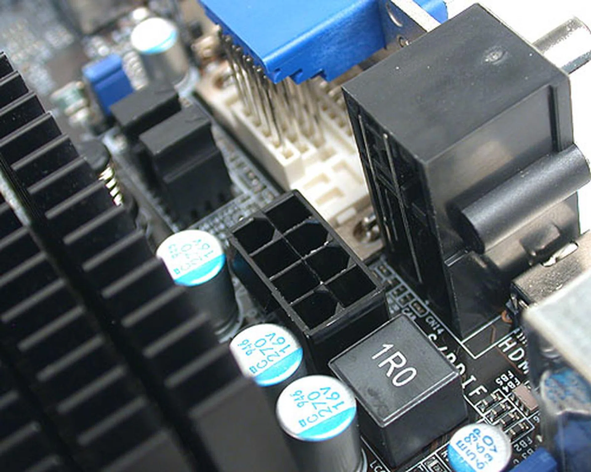 This 8-pin 12V power connector is located in a rather tight area, with little leeway for our fingers to maneuver. We had some difficulties removing our power cable after testing.