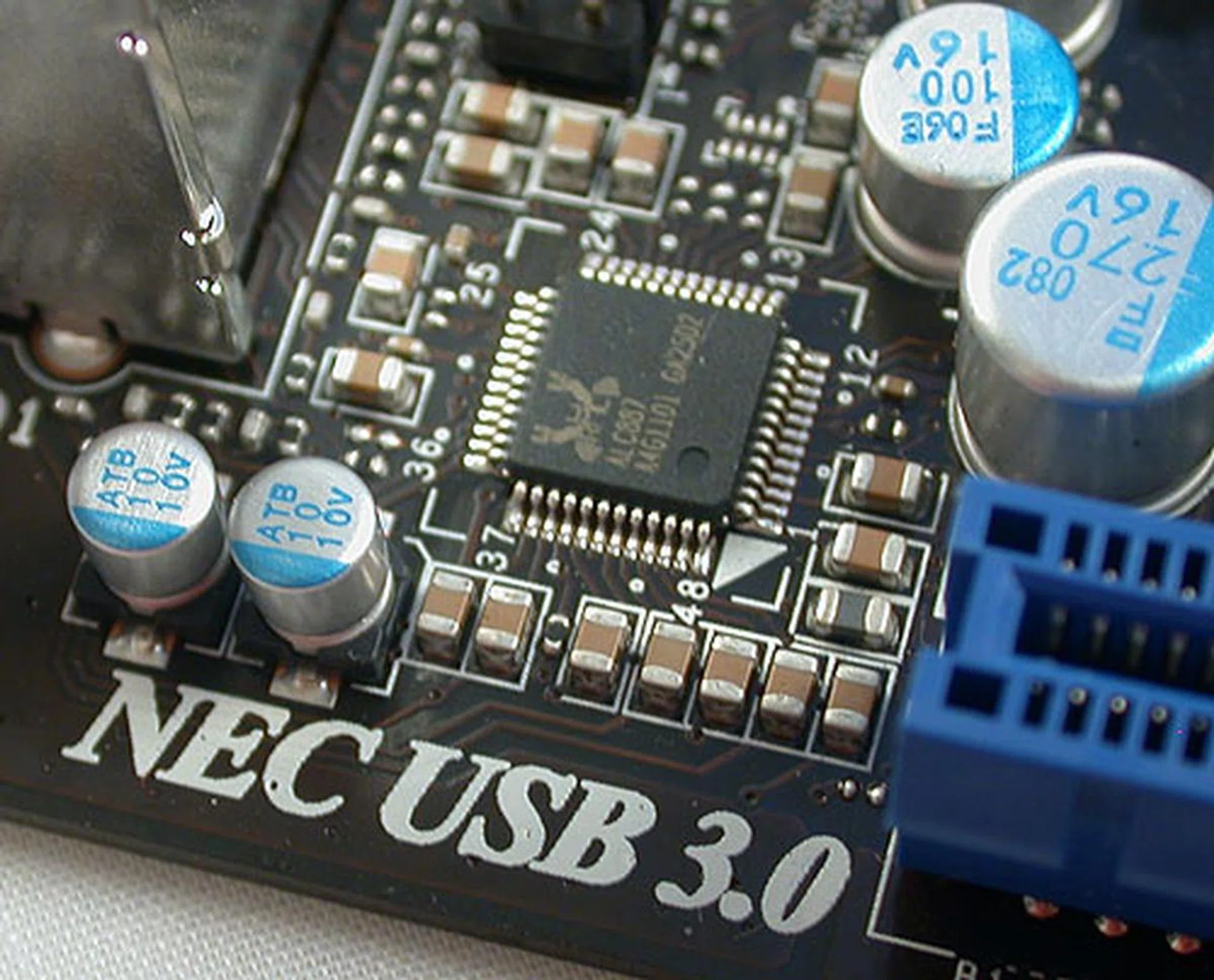 A Realtek ALC887 HD audio CODEC provides 8-channel sound.