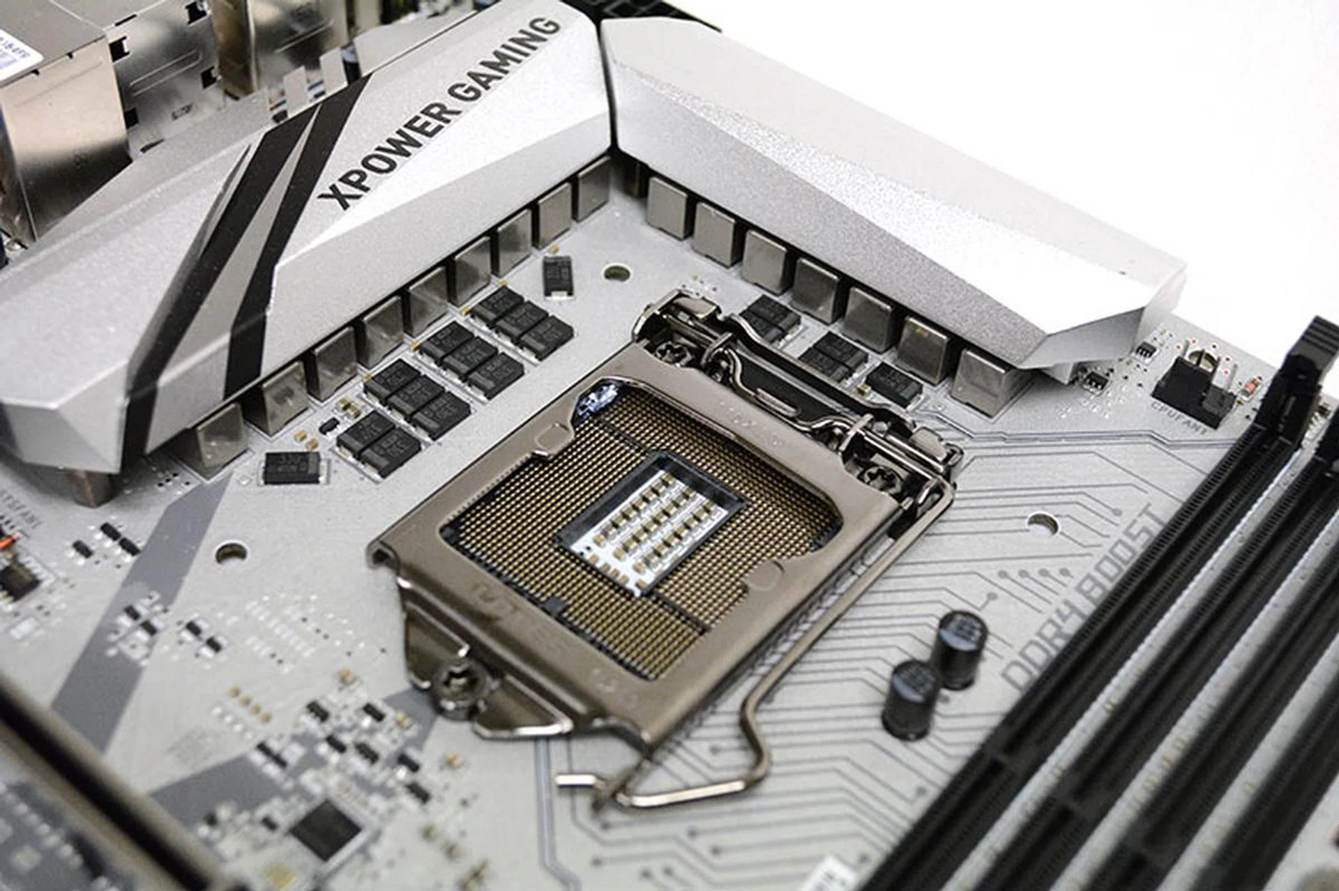 The board features titanium chokes instead of the more common ferrite core chokes for improved stability.
