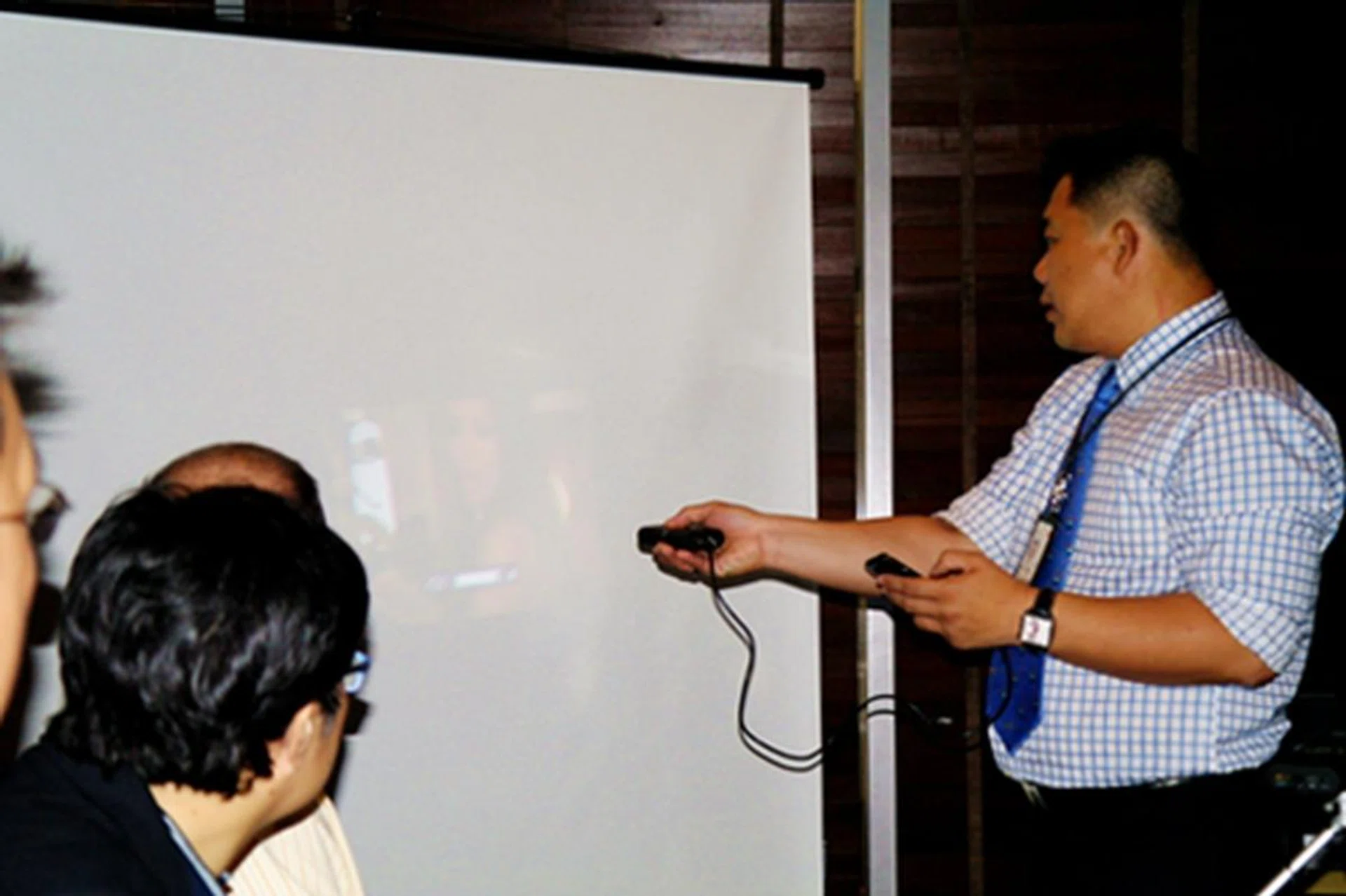 Mr. Michael Ho, Division Manager, 3M Techologies (S) Pte Ltd accompanies his demonstration, in which he screened videos on his iPhone through the 3M MPro150 pico projector, with a short back story about bringing the device along to watch his favorite movies while he was on holiday. 