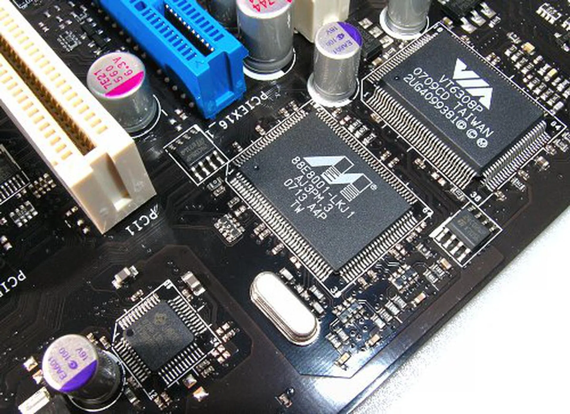 Most of the controller ASIC chipsets are located behind the expansion slots to leave enough room for the heat-pipe.