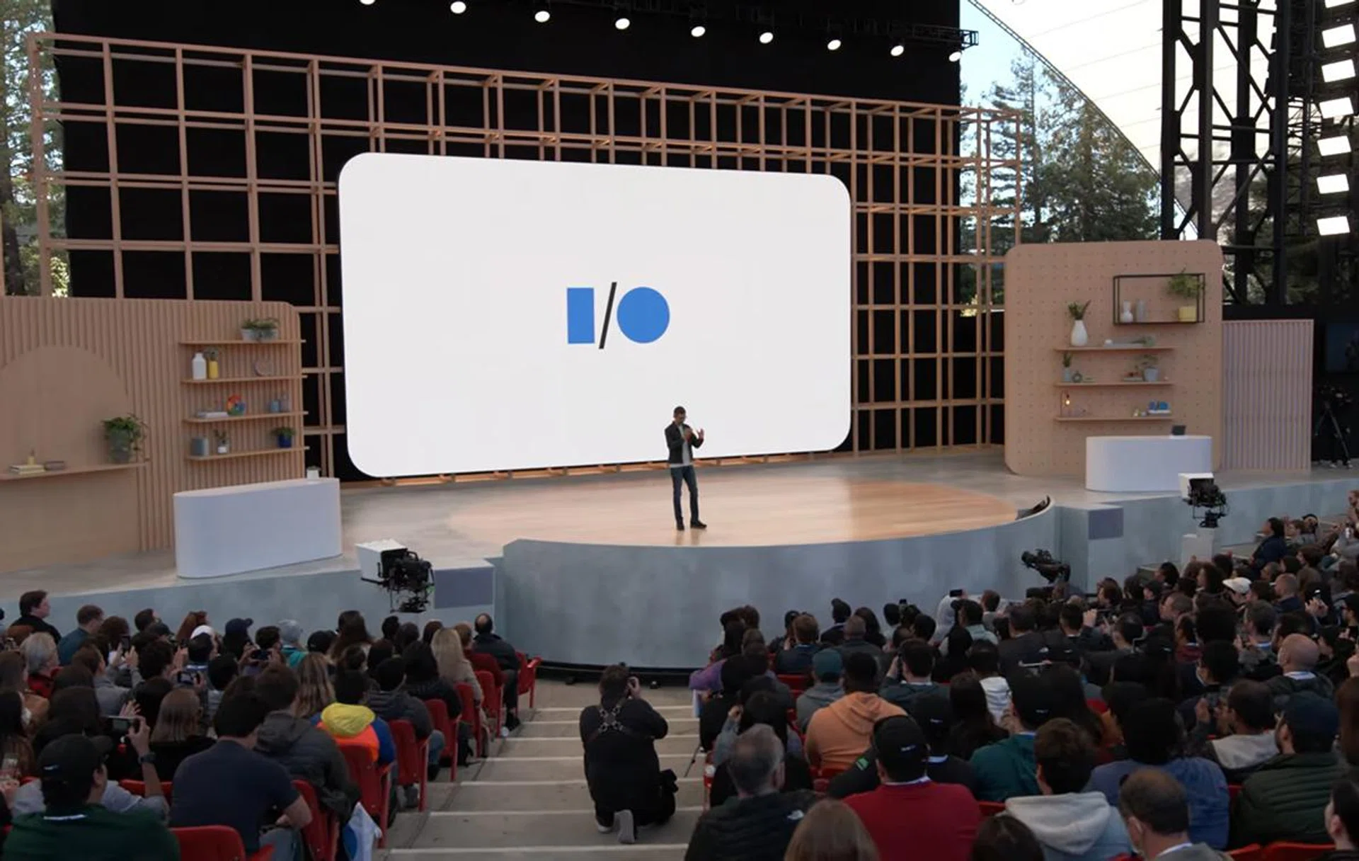 Google I/O 2022 keynote, live at Shoreline Amphitheatre.