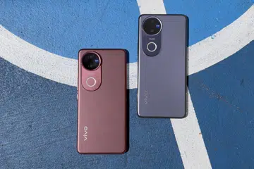 Vivo V50 in Ancora Red and Satin Black. Photo: HWZ.
