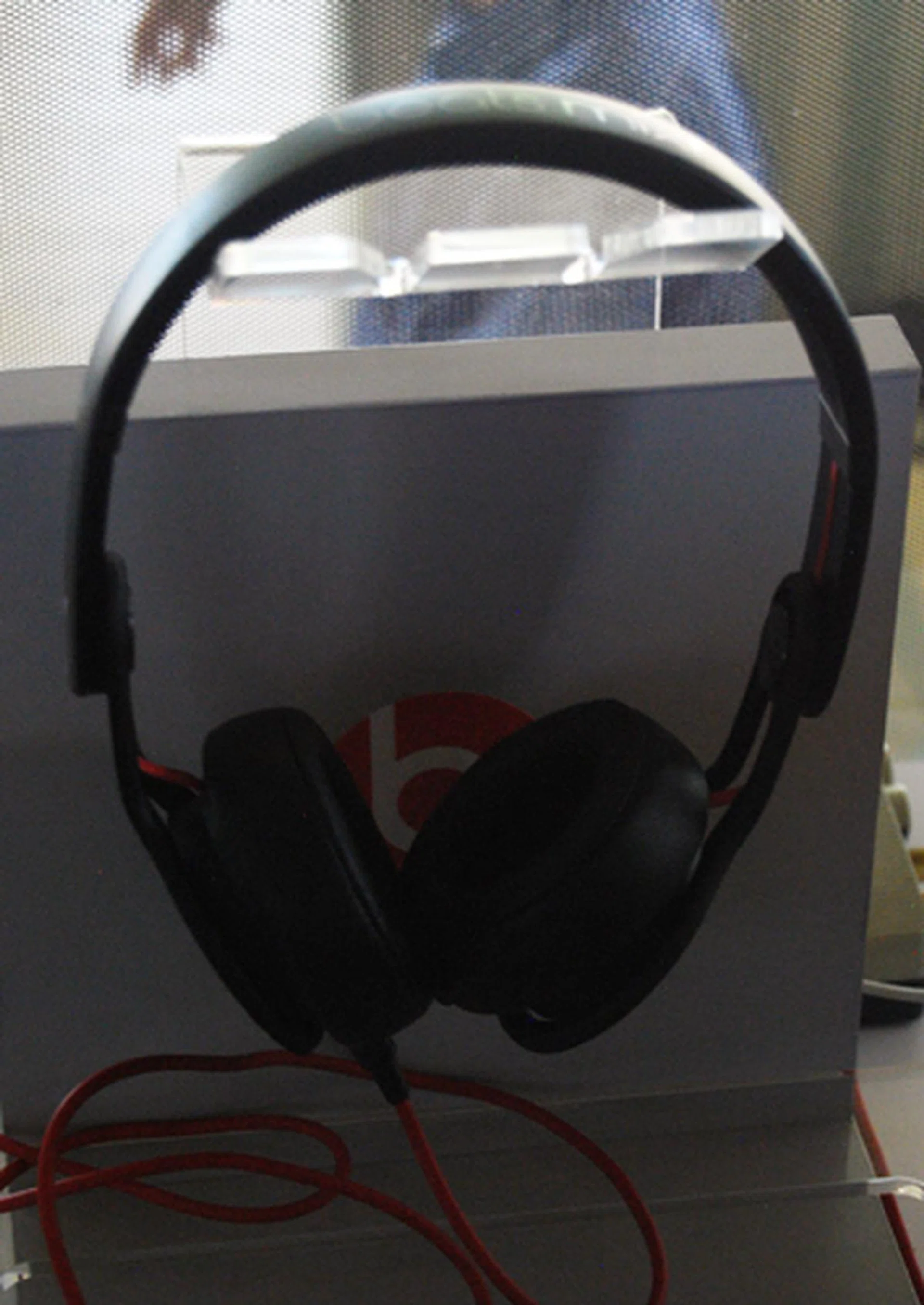 The Beats Mixr are supposed to be a lighter and a more portable alternative to the larger Beats Pro, while offering the same level of audio quality.