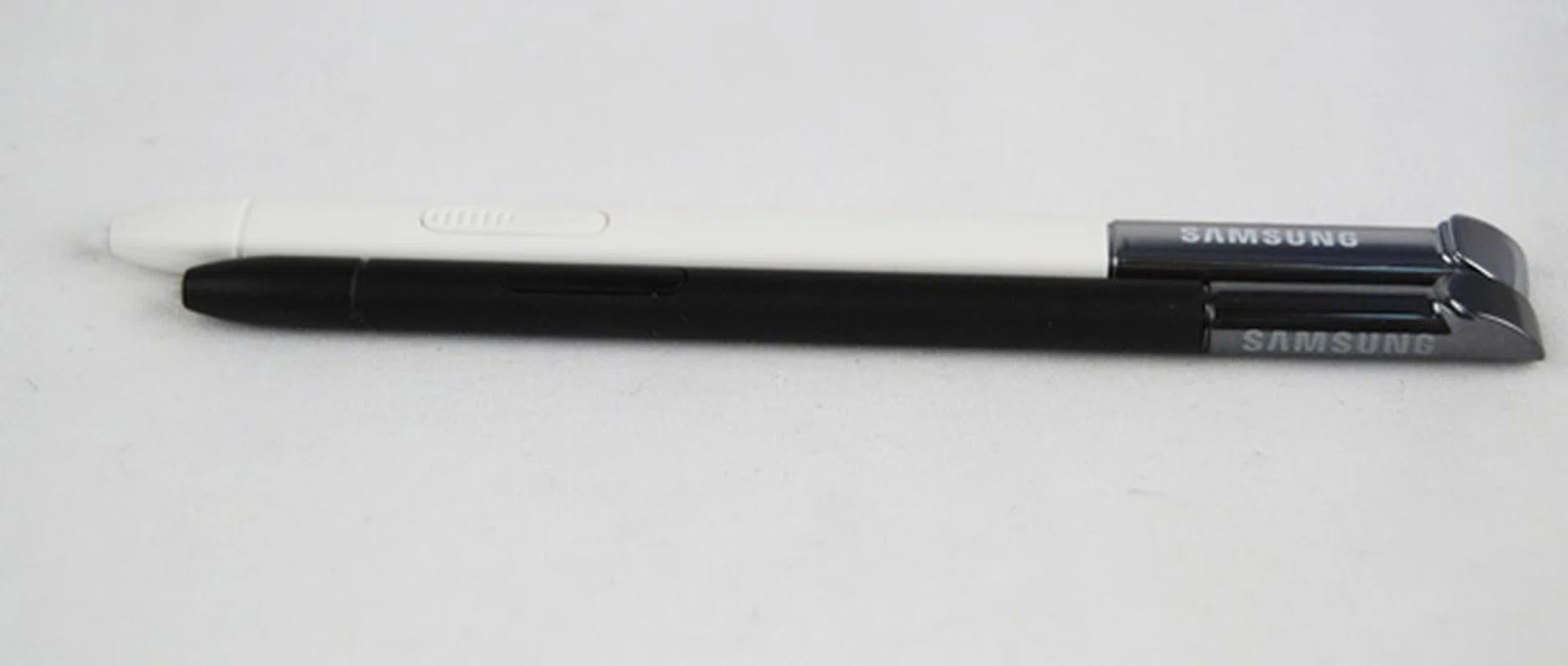 Due to the longer and thicker S Pen (white) of the Samsung Galaxy Note II, the S Pen slot is also slightly bigger to accommodate it. 