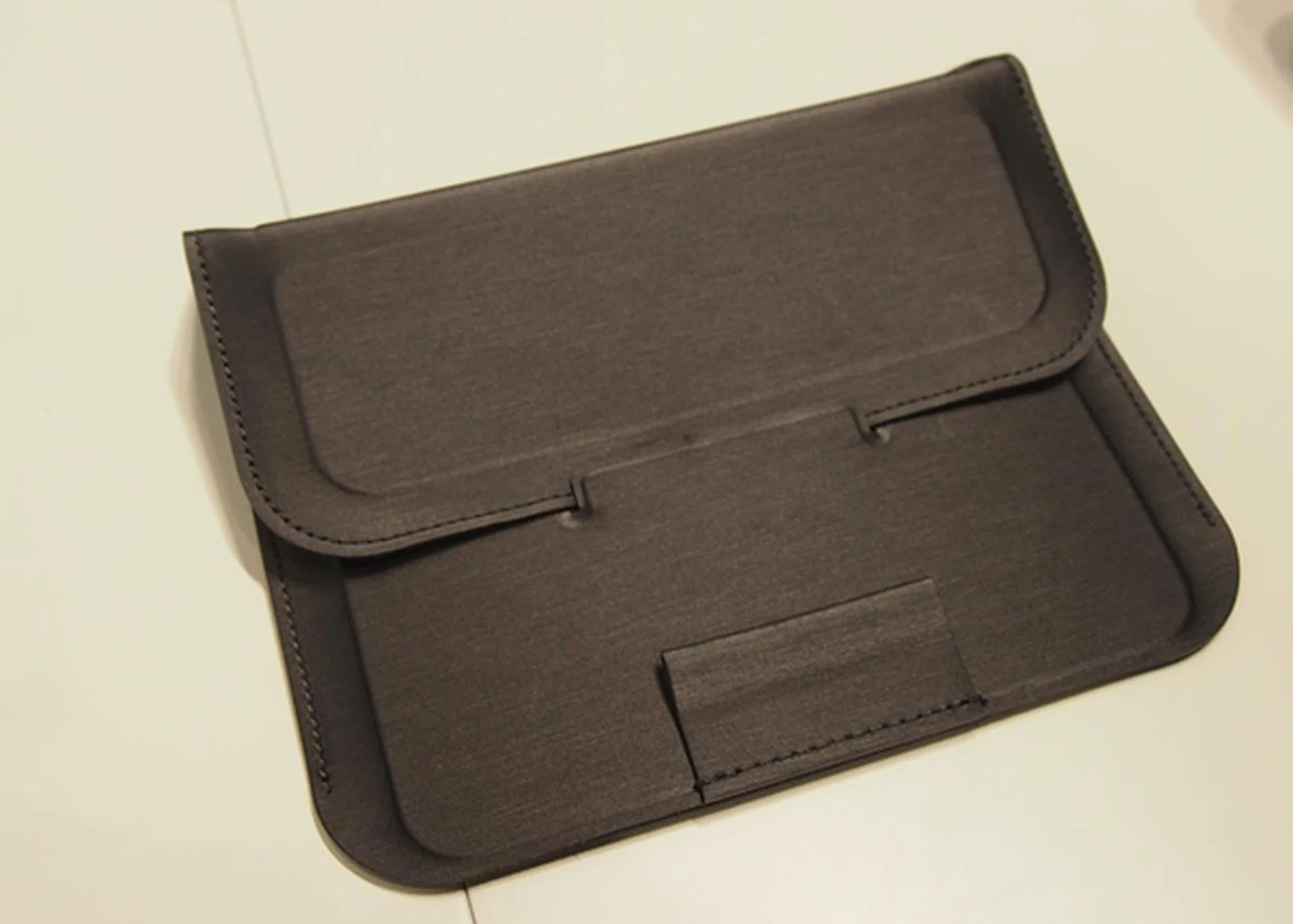 There are different ways to hold the Samsung Galaxy Note 8.0 in place. The case can be folded to support the device in landscape mode.