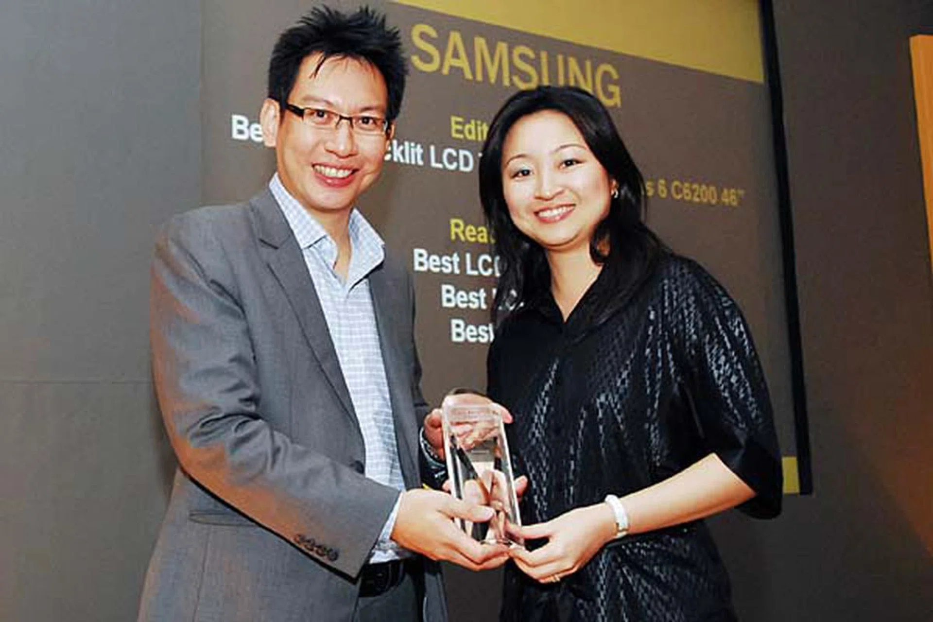 Samsung was the big winner in the display categories. It won three Reader's Choice awards for Best LCD Monitor Brand, Best LCD TV Brand, and Best 3D TV Brand. It also won the Editor's Choice for Best LED-backlit LCD TV. Ms. Janice Chew, Marketing Manager, Marketing Team, Samsung Asia Pte. Ltd., was present to receive the accolades.