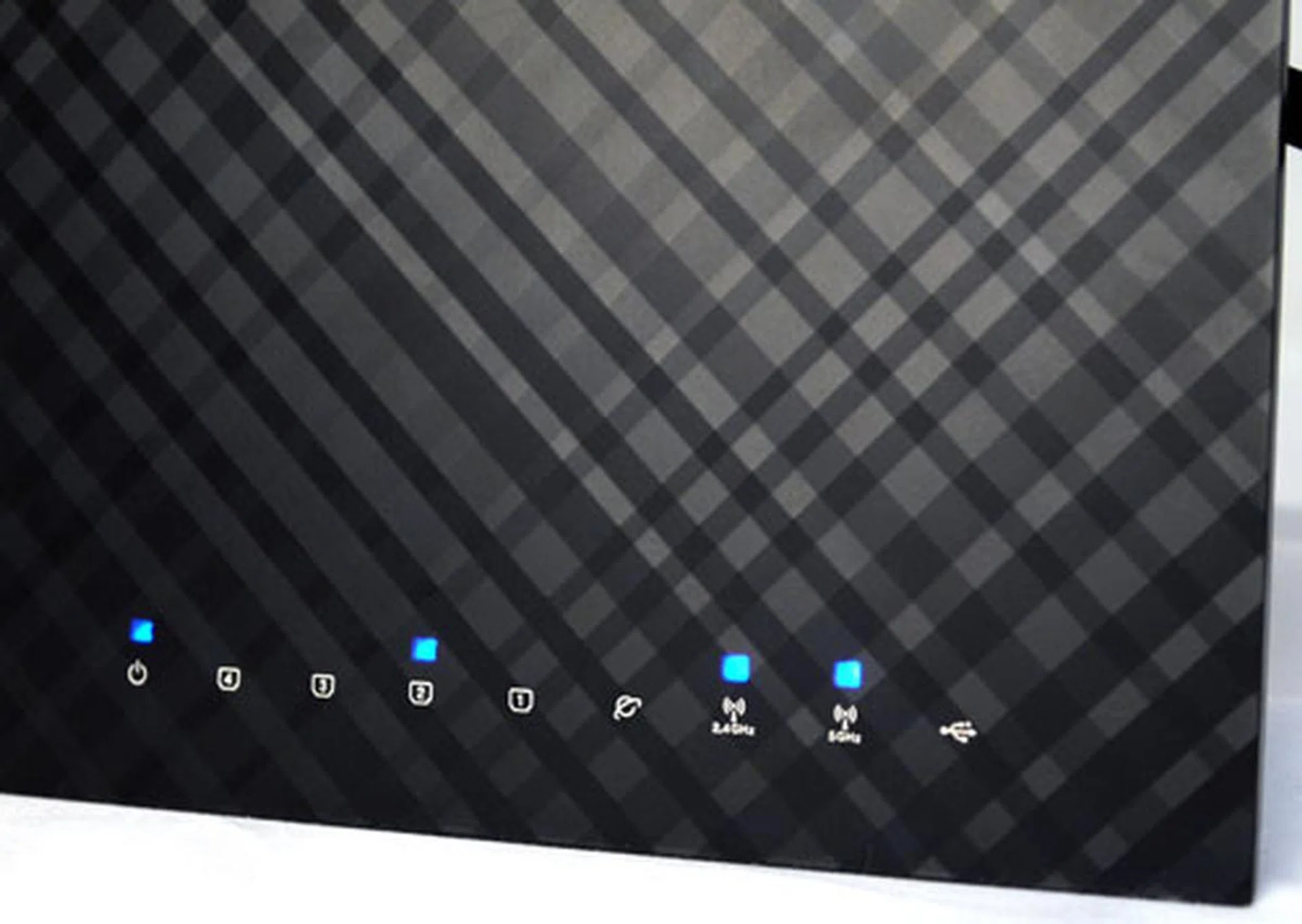 Blue status LEDs help break an otherwise all-black outfit on this Dark Knight. Apart from the customary LAN and WAN indicators, ASUS has also included dedicated status lights for the two radio bands and the USB ports. Observably, its easier to view the LEDs when the router is placed upright.  