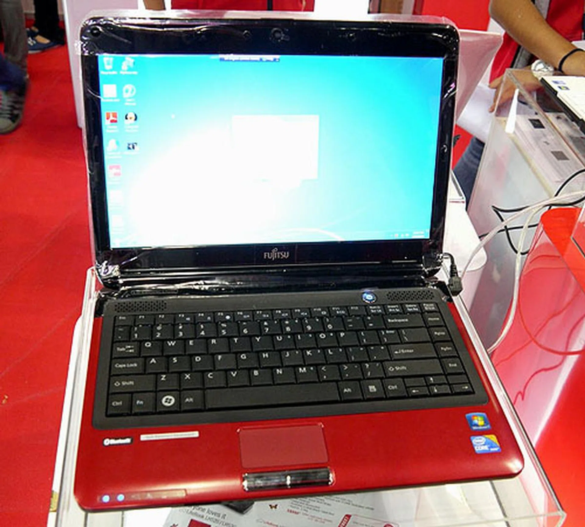 With a Core i3-330M processor inside, the LifeBook LH530 is a 14-inch model that's quite affordable at $1188. This notebook weighs around 2.2kg with a 320GB HDD and comes with Win 7 Home Premium installed.