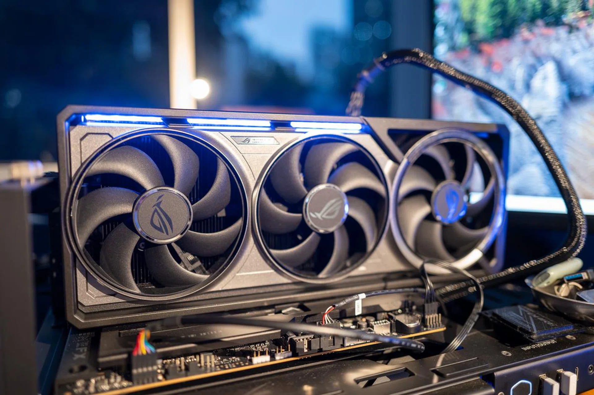The ROG Astral card and our ROG Crosshair X870E motherboard look really nice together. (Image: HWZ)