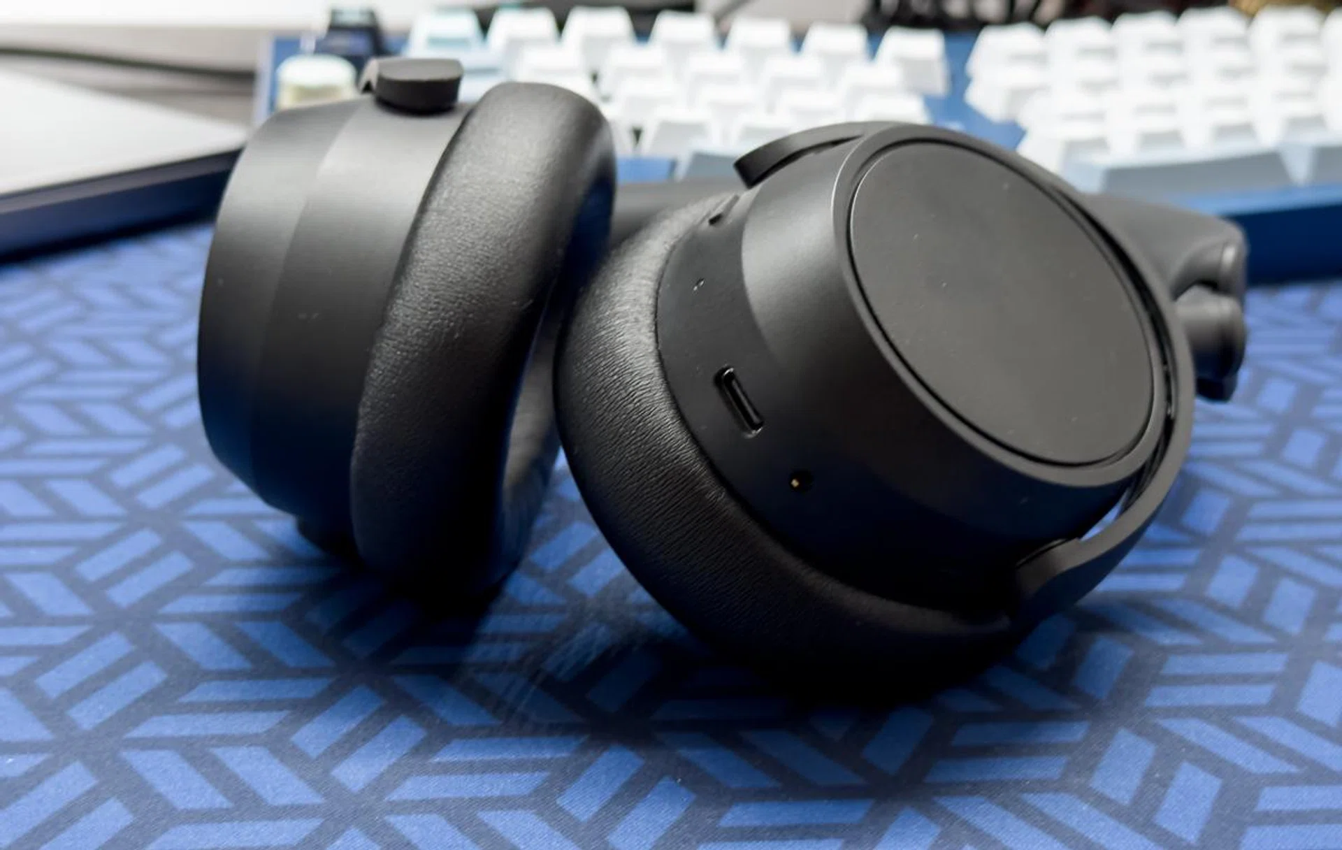 Sennheiser Accentum Plus.