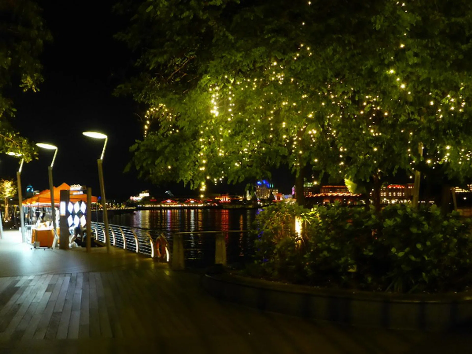f/3.3 at 28mm, 1/4sec, ISO800