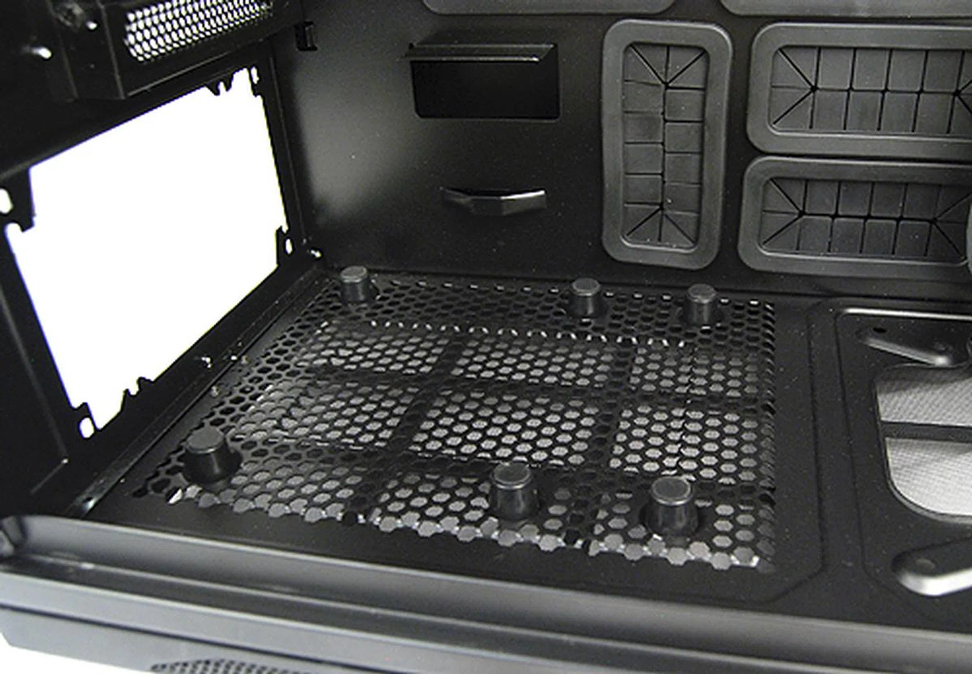 The PSU bay has unusually large rubber feets to reduce vibration.
