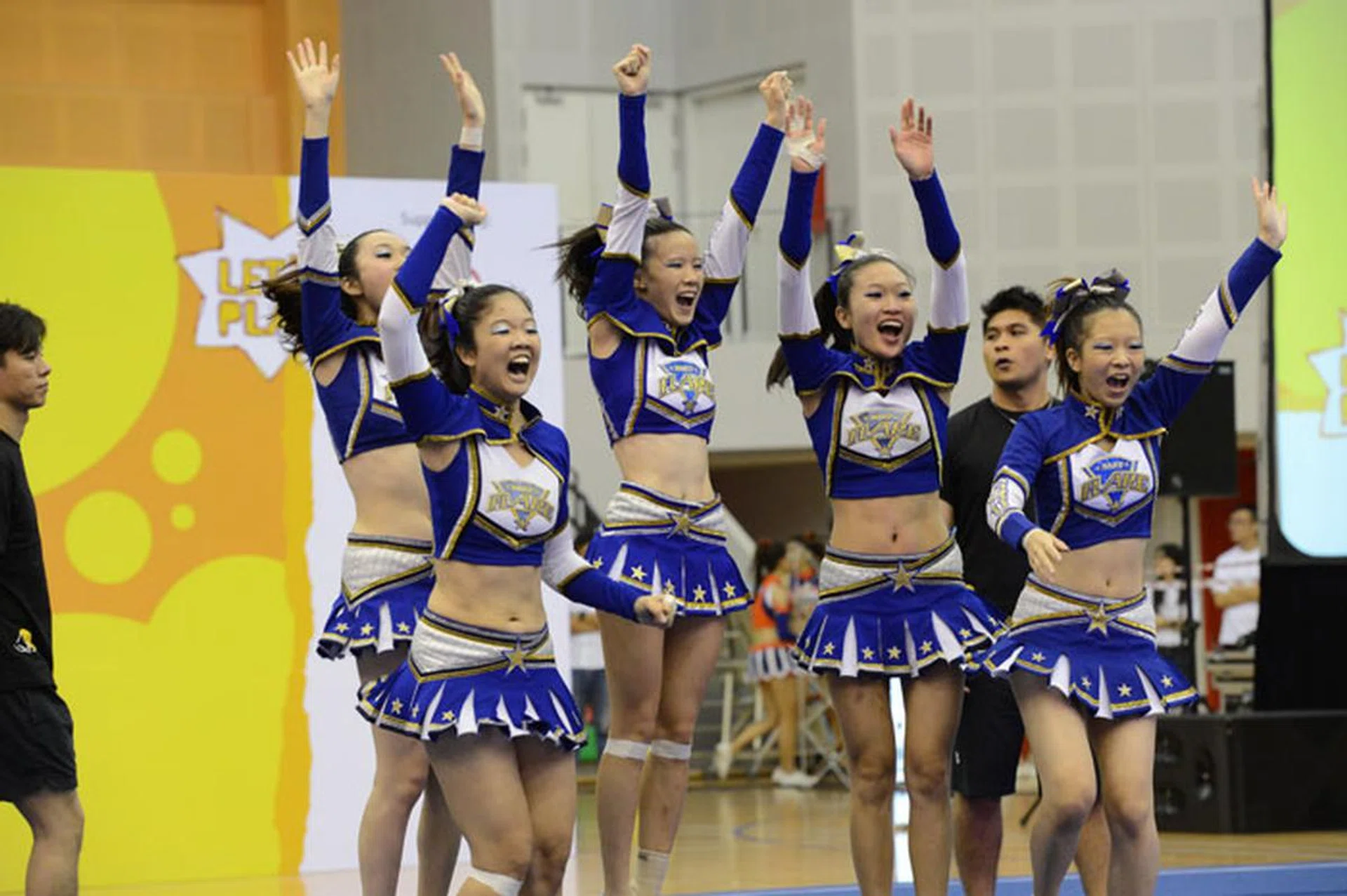 Shooting at ISO6400 looks relatively clean. f/5.6 at 130mm, 1/500 sec, ISO6400.