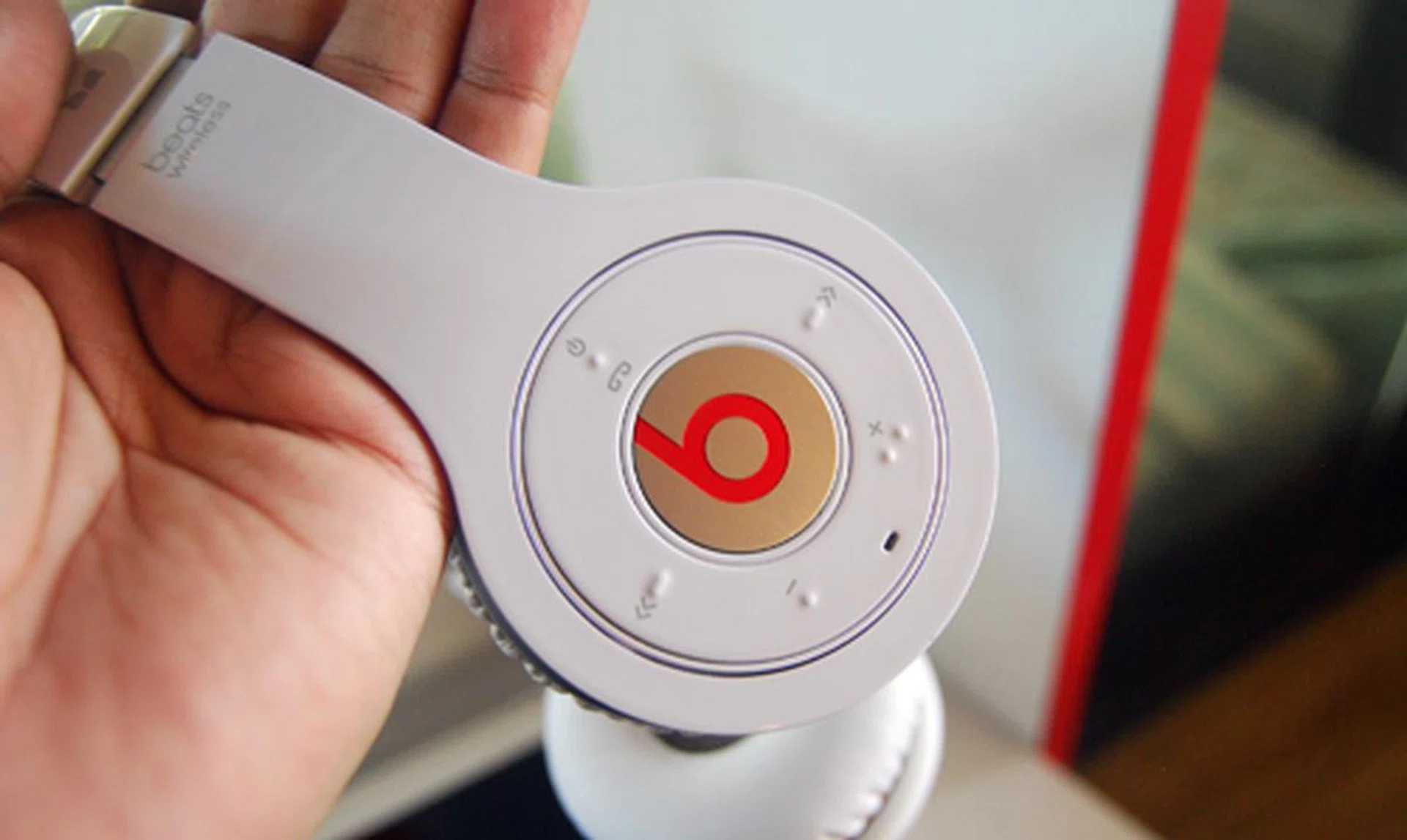The headphones feature controls on the outer right side ear-cup that can help you control audio playback while still remaining free to roam around.