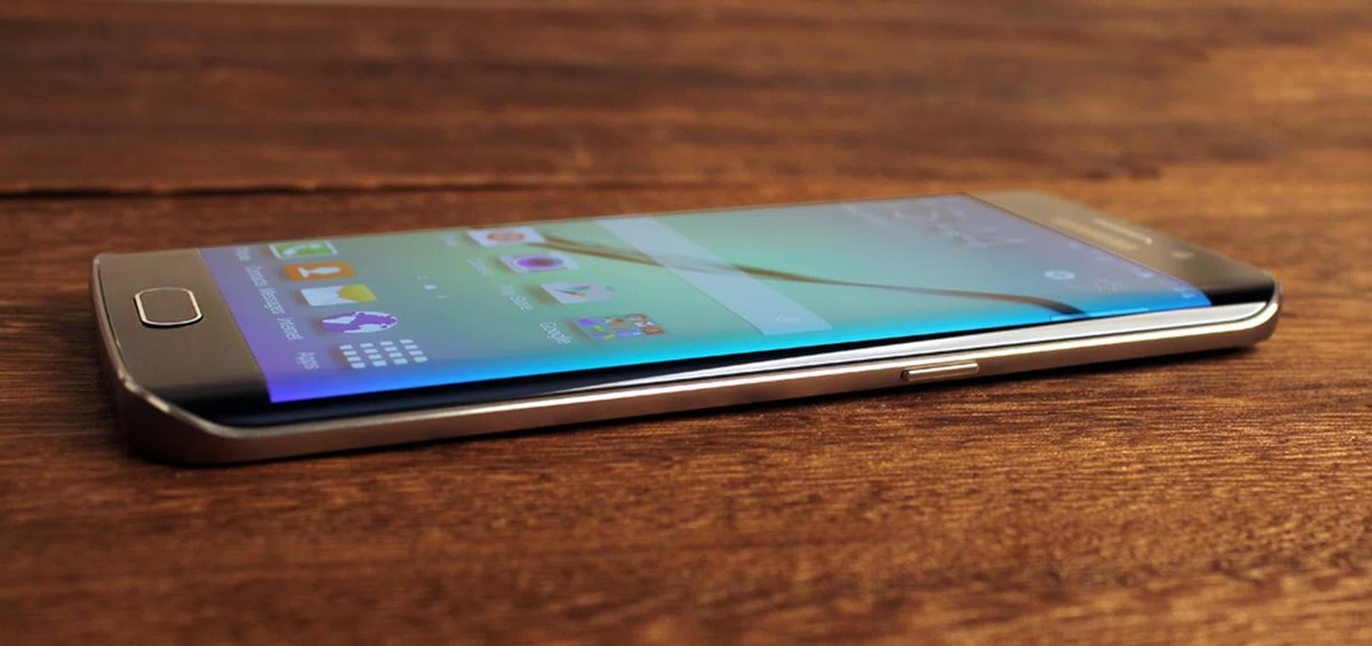 Due to the way the screen rolls over the side, the actual frame on the S6 Edge is very thin here, which makes it sharper and not quite as comfortable as the regular S6.