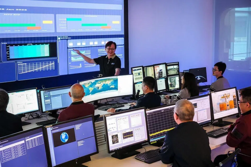 Image of scientists and engineers being briefed