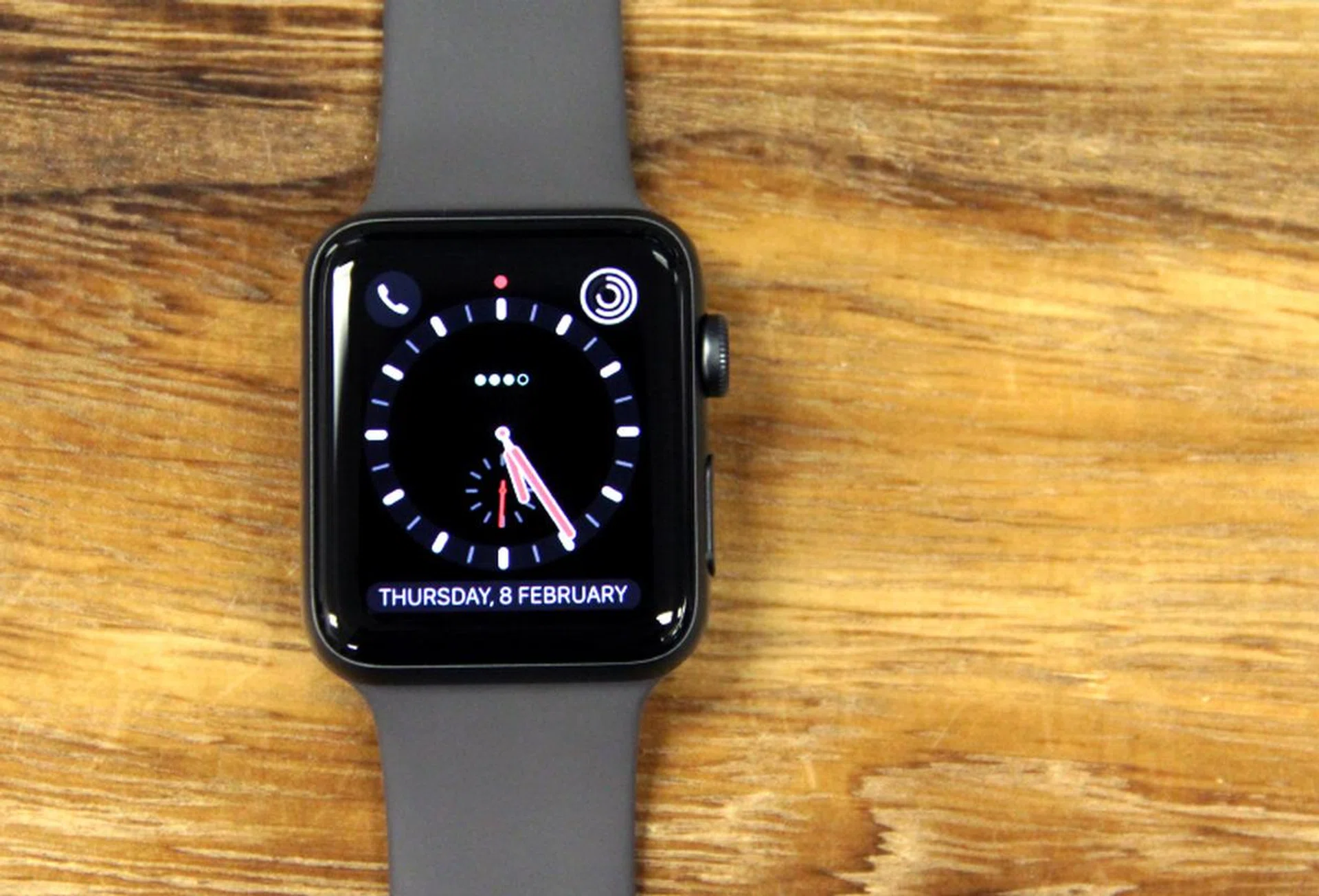 When you are on the cellular network, you'll see a row of green dots light up if you are using the "Explorer" watch face. This watch face is exclusive to the cellular models.