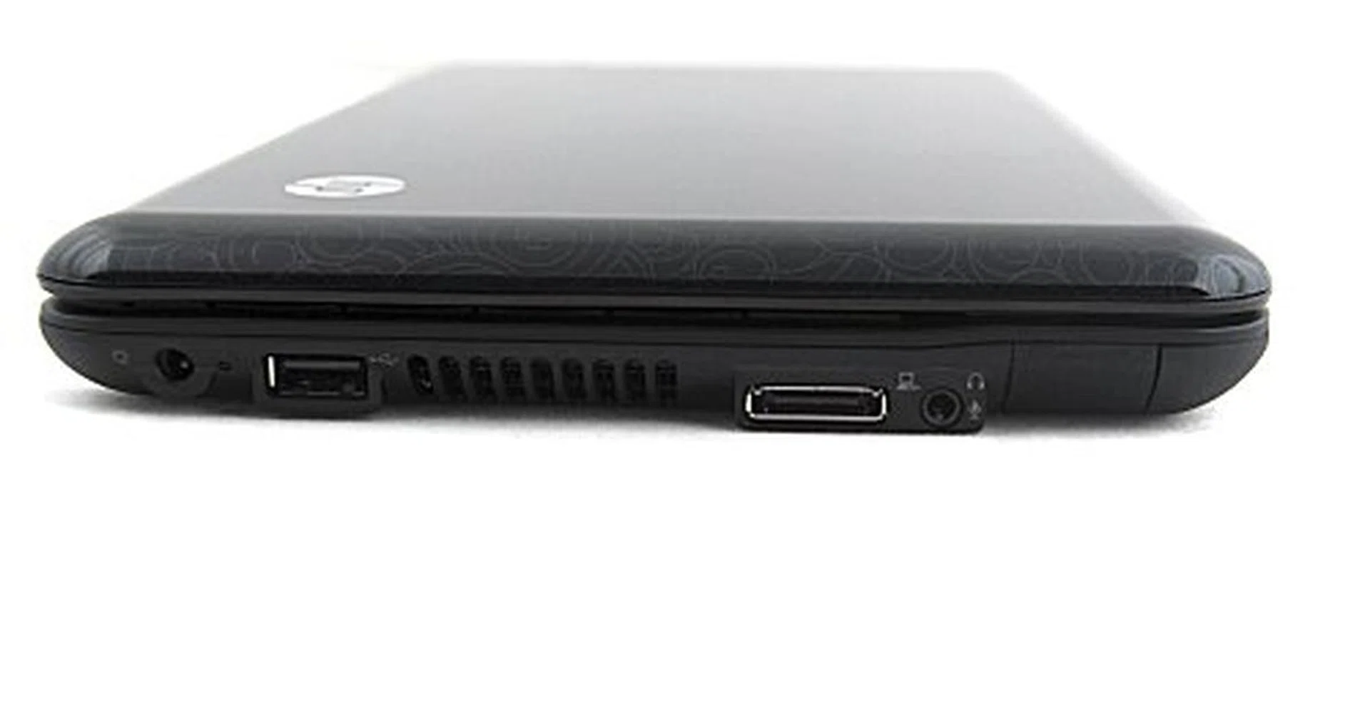 Likewise, on the left side, the analog video out is nowhere to be seen and you'll only be able to find a USB 2.0 port, an expansion port, a headphone/micrphone jack and the RJ-45 port.
