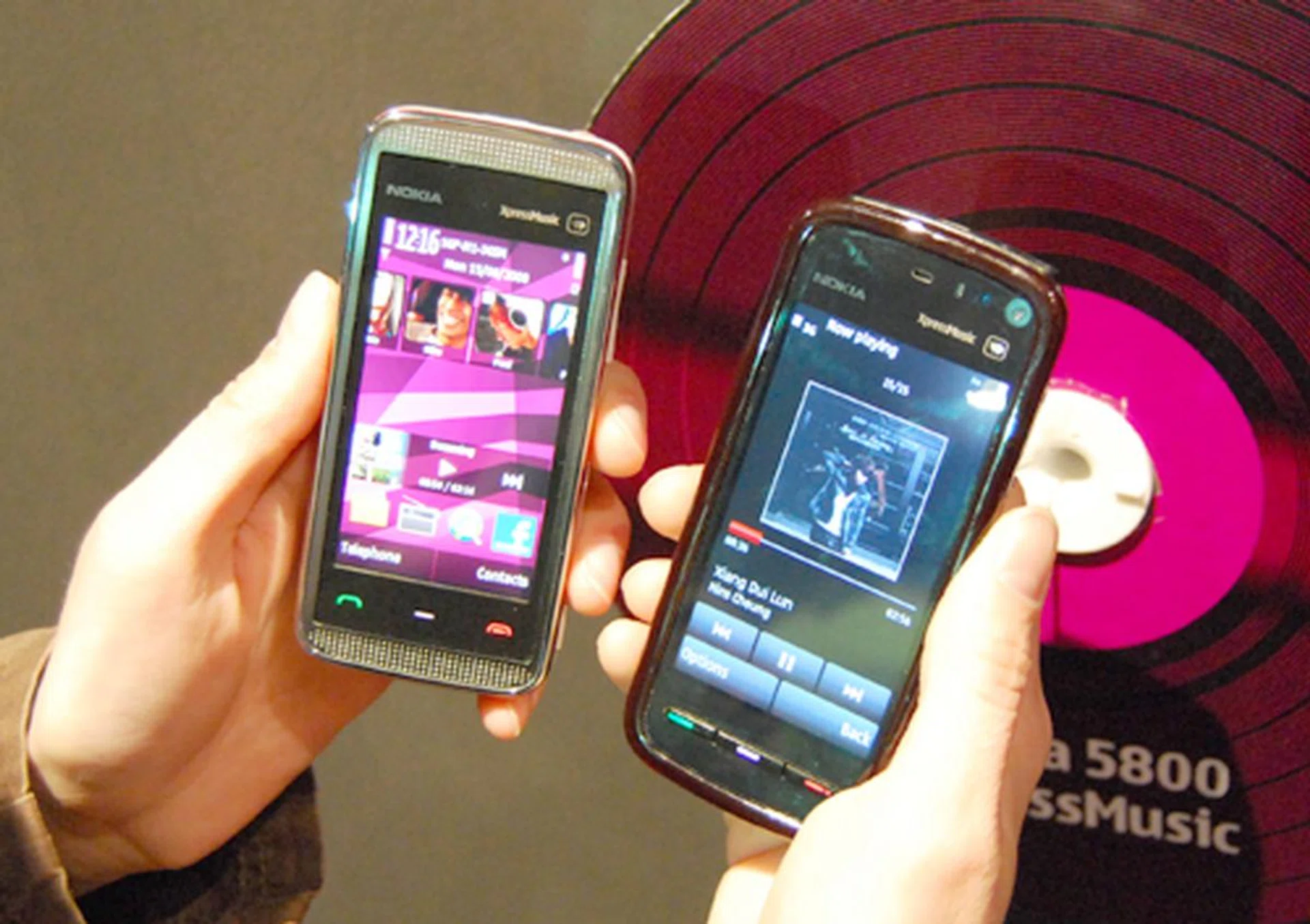  Placed side-by-side, the Nokia 5530 XpressMusic (left) has the advantage of being more compact and easy on the hands than the Nokia 5800 XpressMusic (right).  