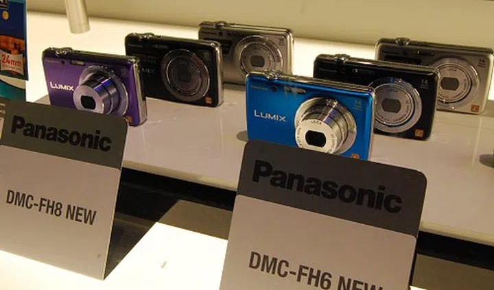 Camera color options for the new FH8 and FH6 series of compact cameras.