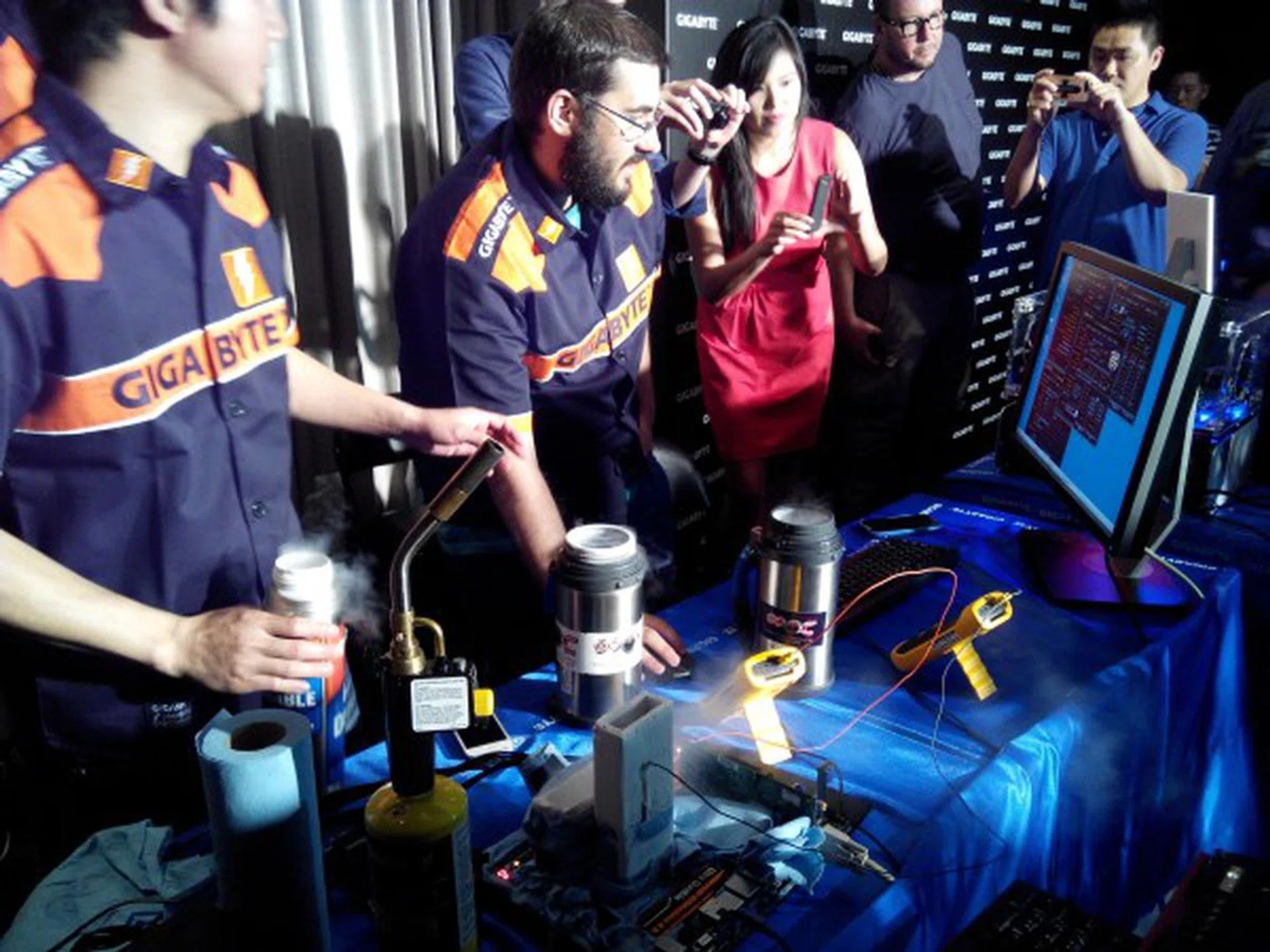 Gigabyte team trying to reach the magic 4.5GHz number.