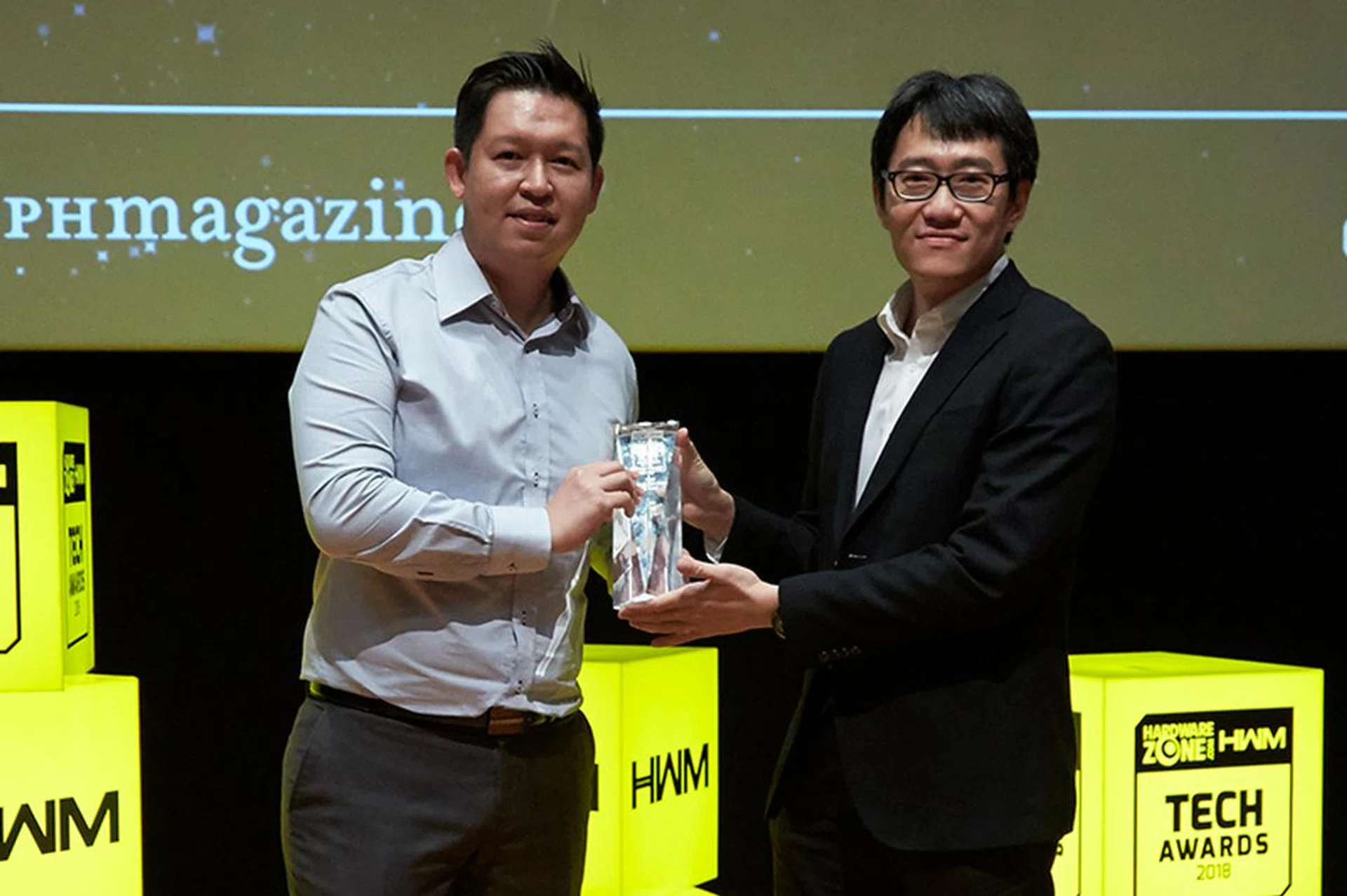 ASUS is the biggest winner this year with 8 awards, including Editor's Choice for Best Performance Gaming Notebook and Best Motherboard, Readers' Choice for Best Graphics Card Brand, Best Motherboard Brand, Best Wireless Networking Brand, Best Gaming Monitor Brand, and Best Convertible Notebook Brand. The company's ROG GX501 also wins an Innovation award. Here's Mr. Desmond Soh, ASUS OPBG Business Development Manager, accepting the awards from HWM Singapore Editor Zachary Chan.