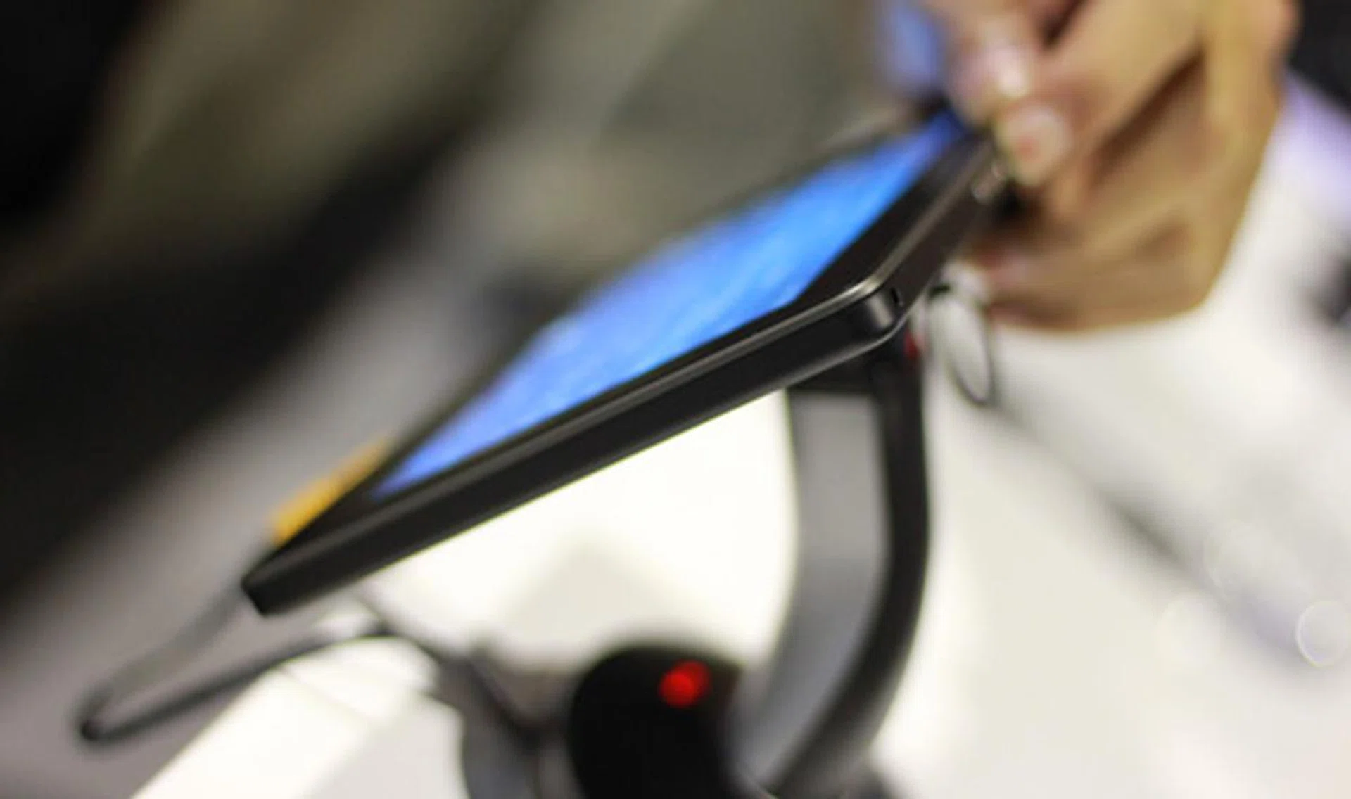 In terms of design, the PlayBook features a very heavy industrial influence, with very few rounded corners in favor of strong, square lines.