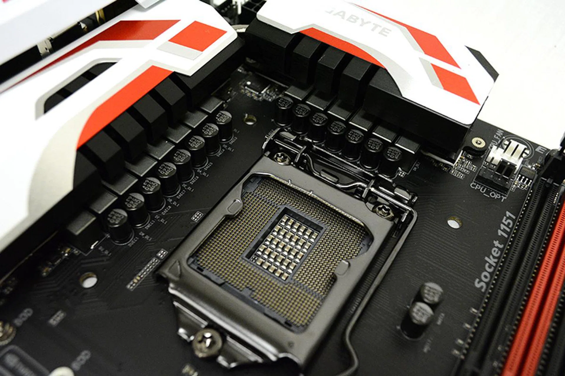 The board features a 14-phase power design.