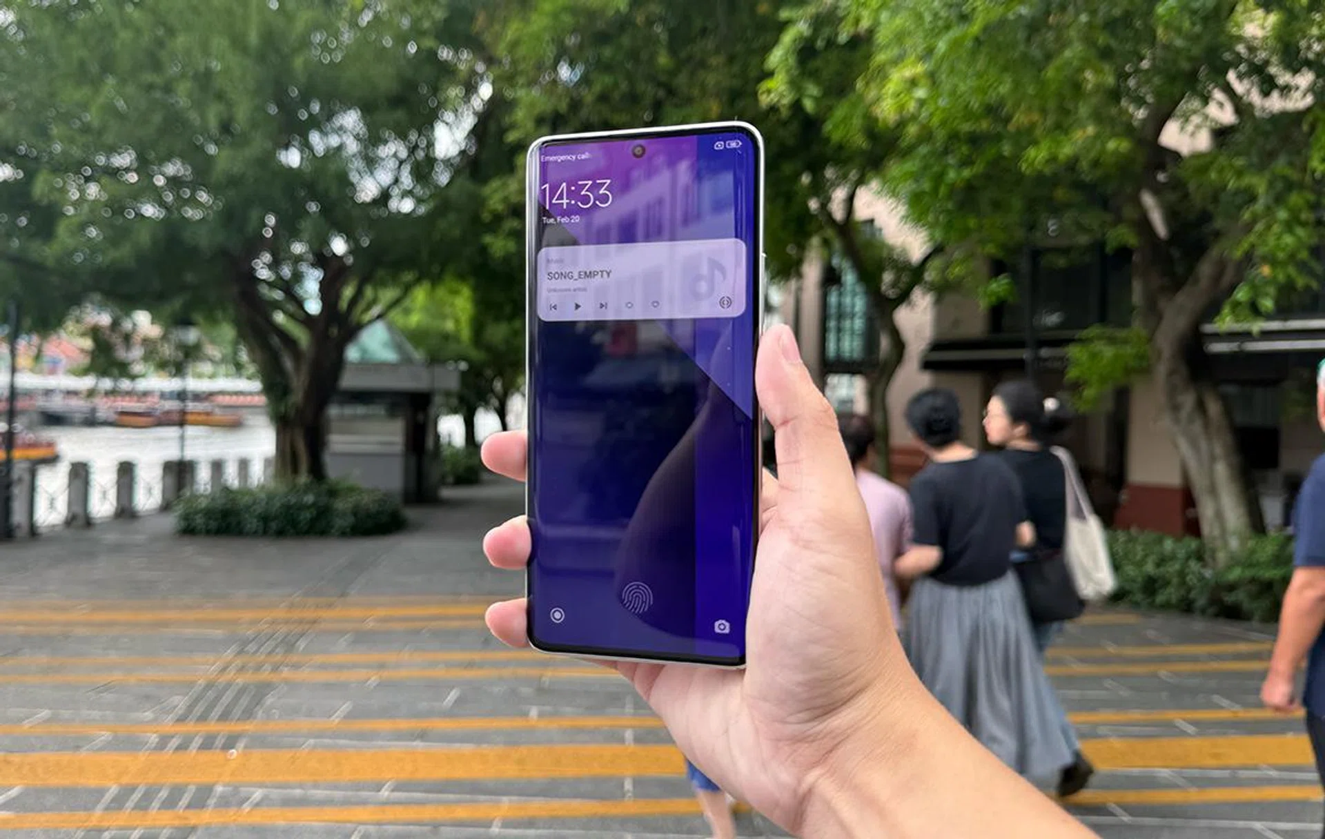 Even under Singapore's infamous heat and sunlight, Redmi Note 13 Pro+ 5G still holds up with its 1,800-nits peak brightness.