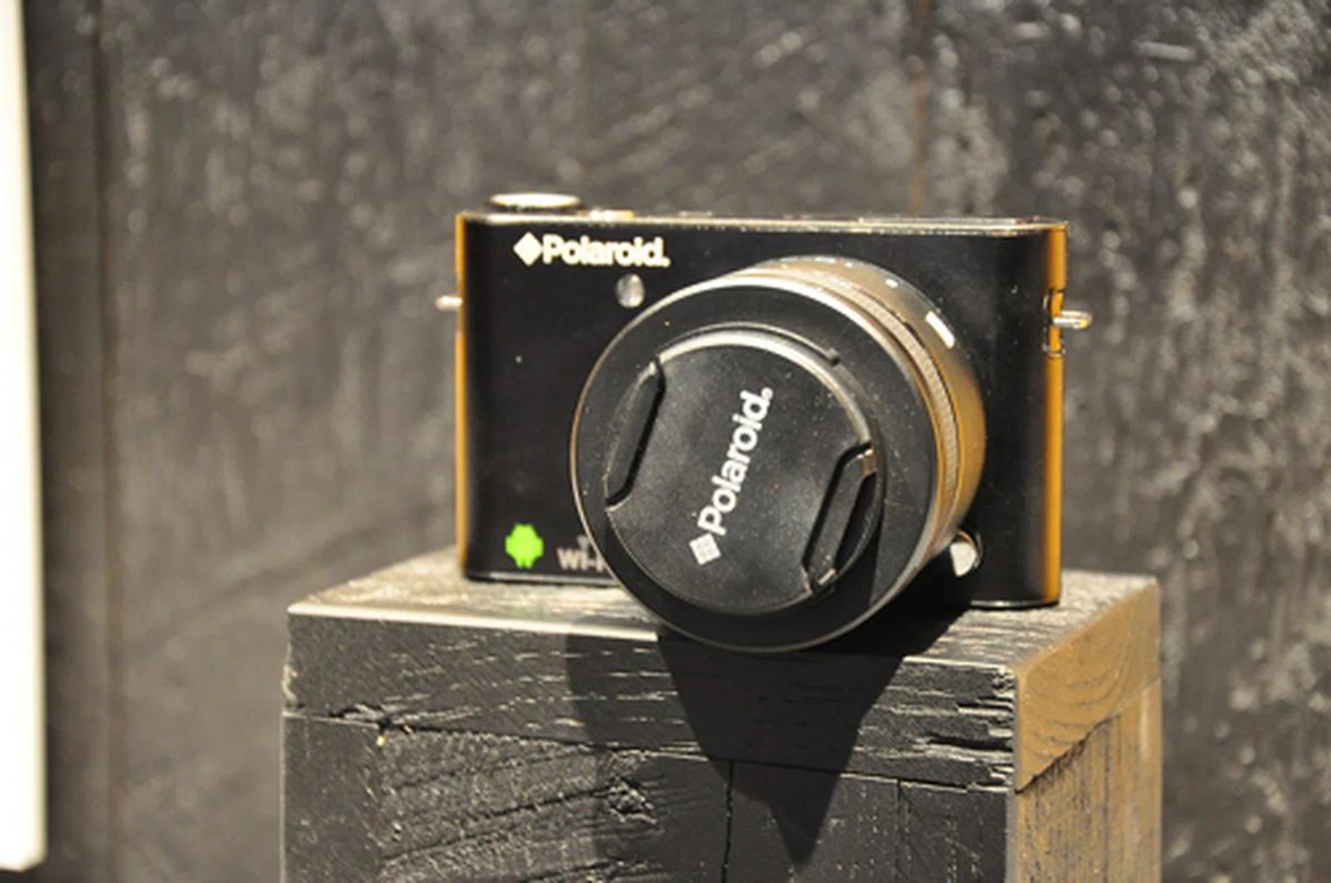 On first impressions, the 18-megapixel Polaroid iM1836 bears much resemblance to the Nikon 1 J1/J2 cameras. Its sleek aluminium body makes for compact and casual shooting but we were hoping to see a small grip somewhere. 