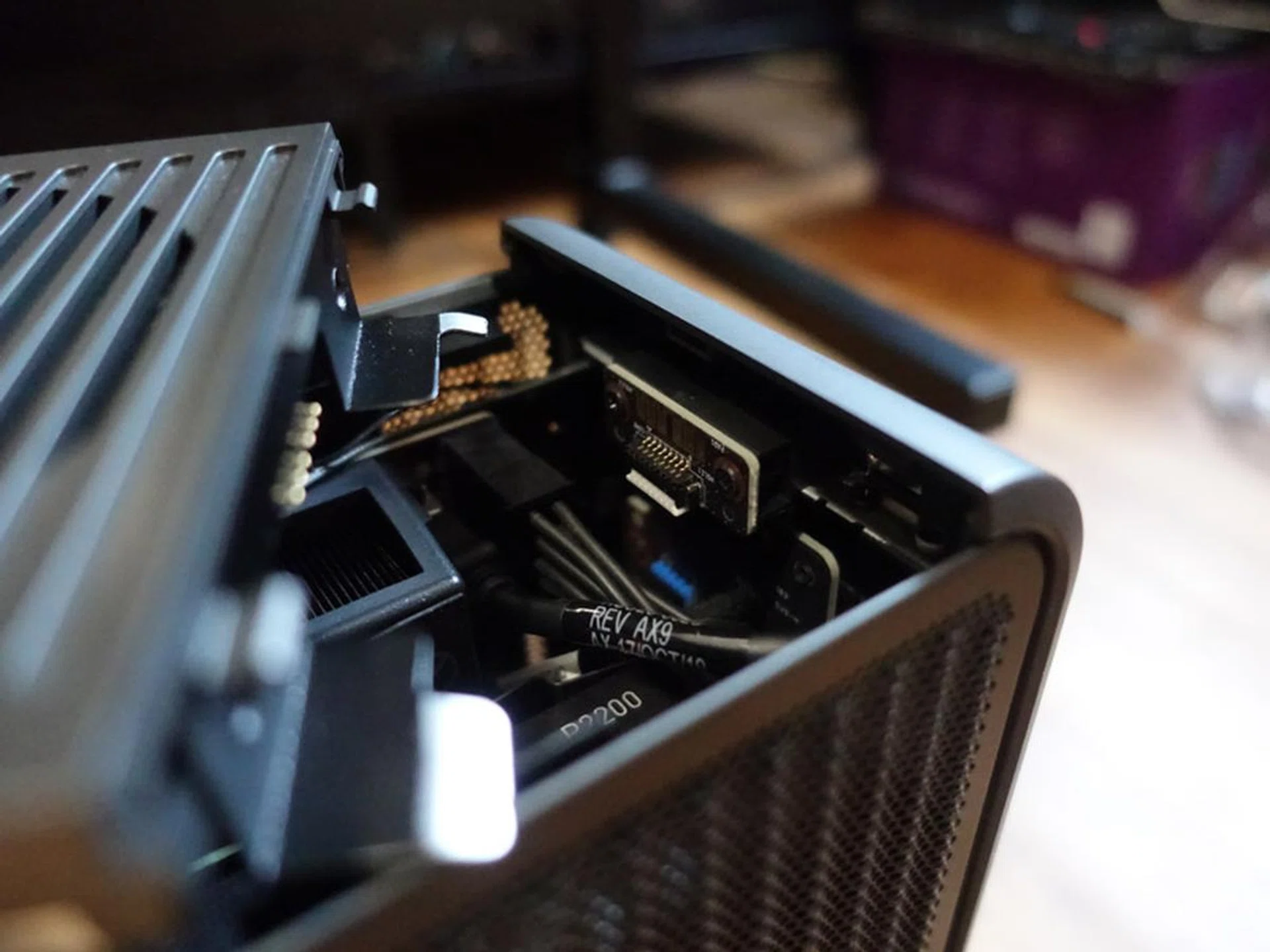 A magnetic connector hooks the fans (at the top panel) to the power source.