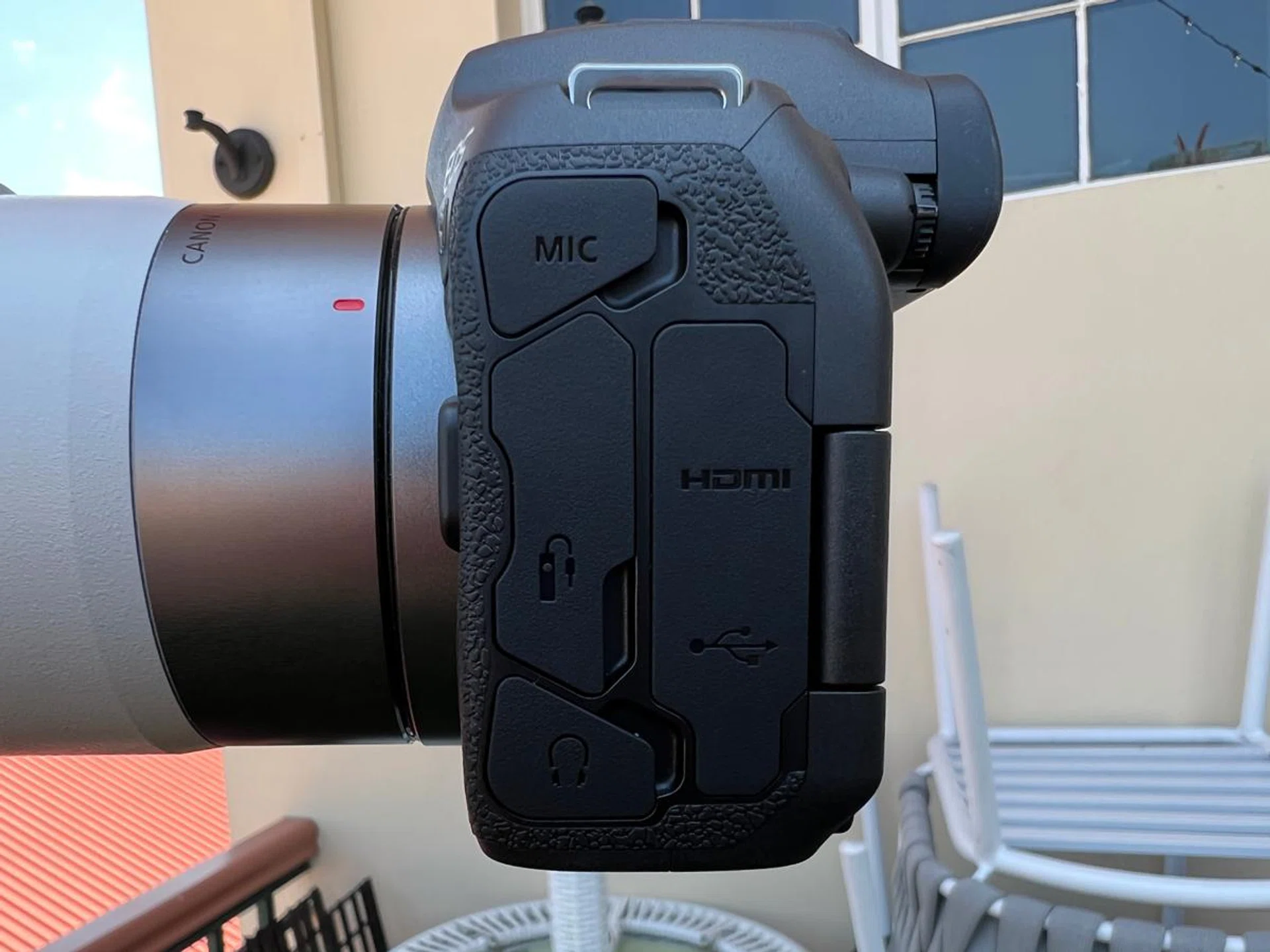 Canon EOS R7.