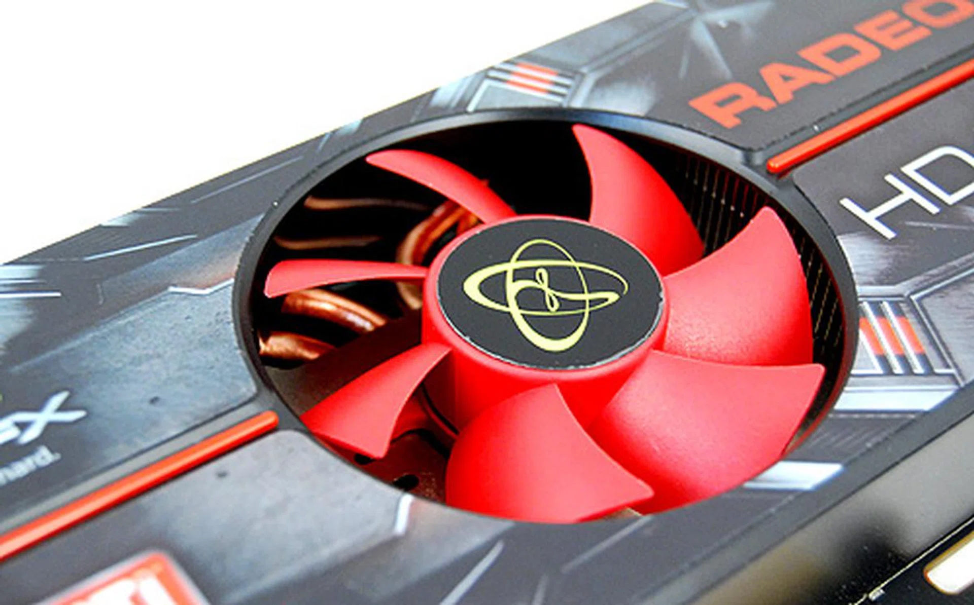 We can see copper heat pipes peeking from underneath the cooler's fan.