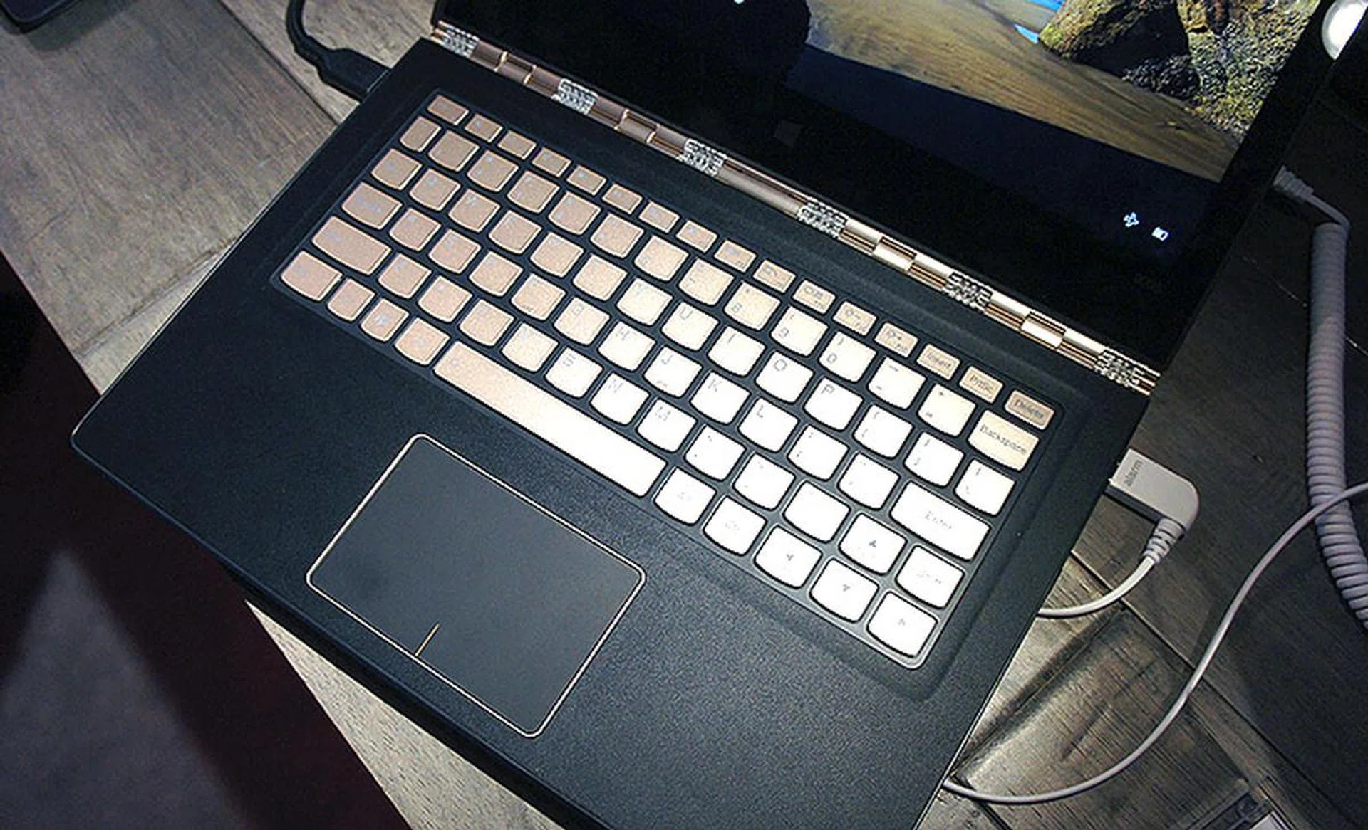 The gold model has matching gold keycaps. Gold and black is a fantastic, if somewhat ostentatious, color combination.