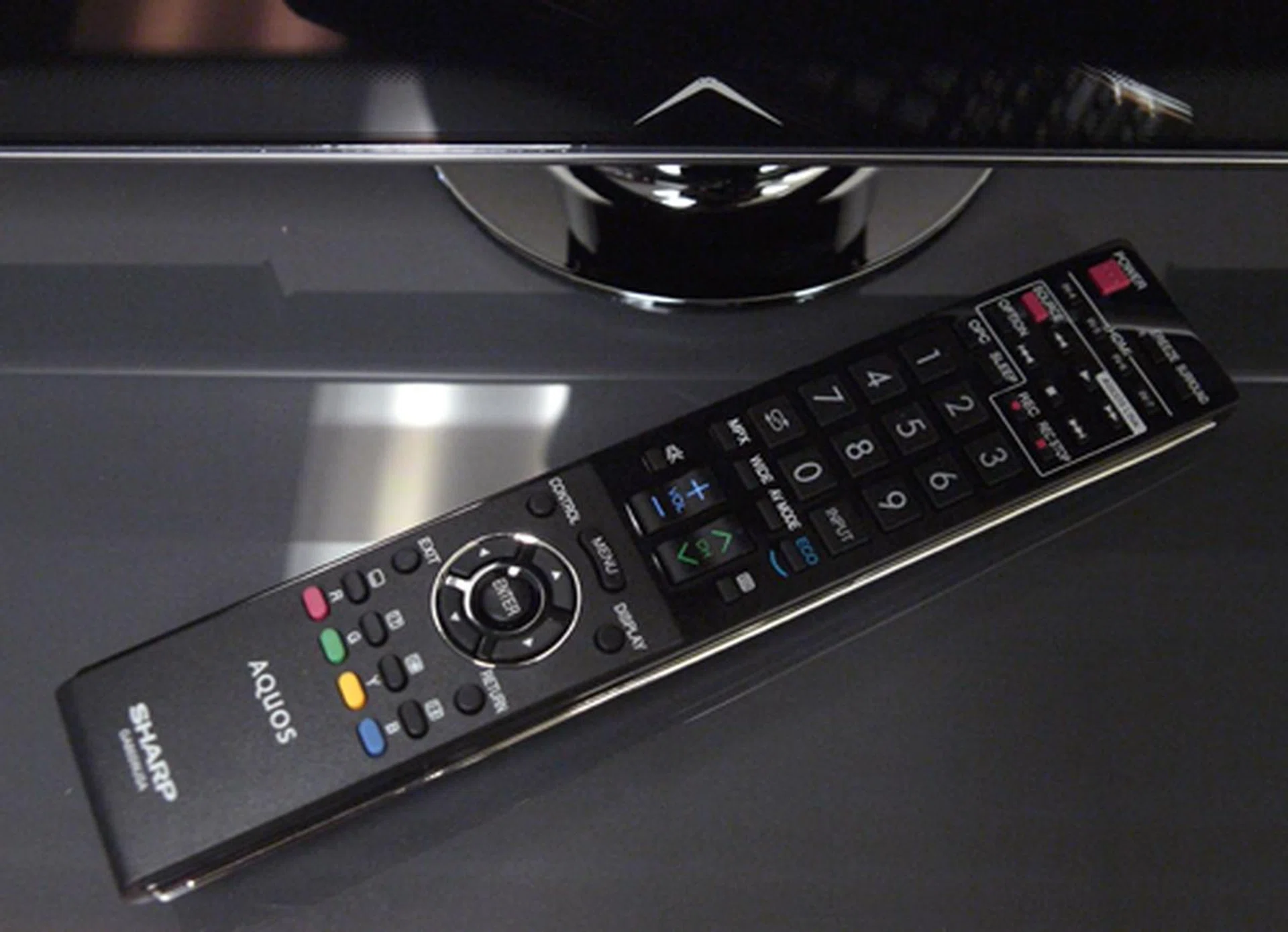 Sharp made some tangible improvements with their remote's design if you were to compare it to the clunky old wand. The new stick is visibly slimmer and more refined. AQUOS Link controls are clumped at the top while the Menu button sits just above the directional pad.