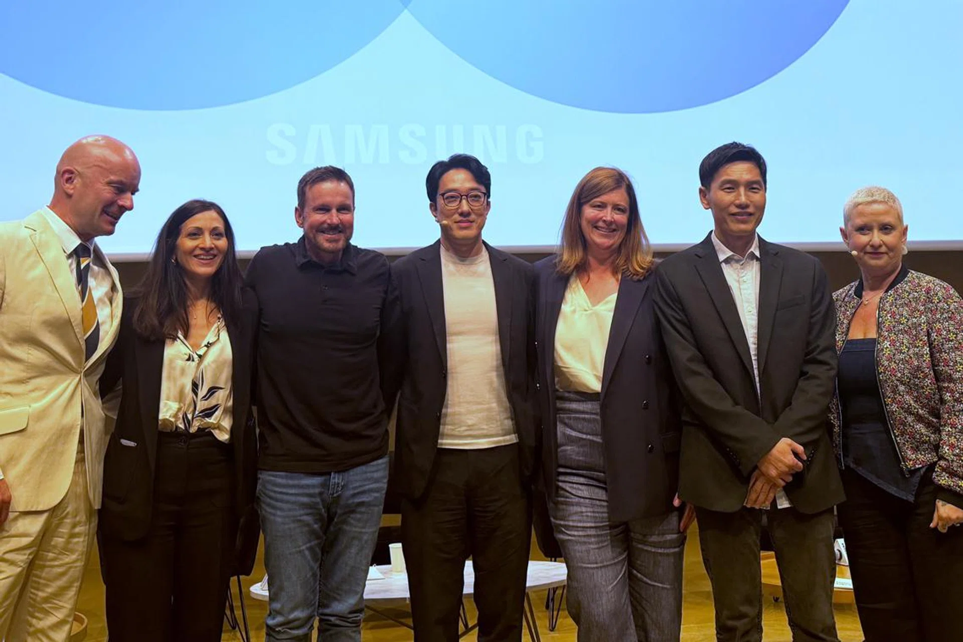 (From L to R) Dr. Chris Brauer, Lucia Russo, Don McGuire, Won-joon Choi, Jenny Blackburn, Daehyun Kim, and the panel moderator Carolina Milanesi. Photo: HWZ.